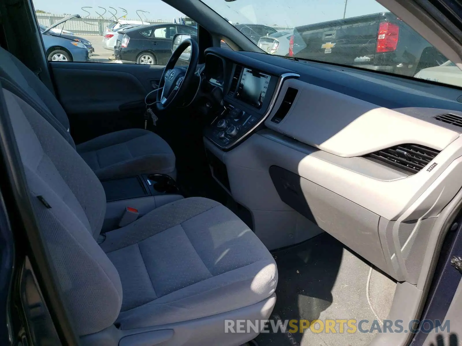 5 Photograph of a damaged car 5TDKZ3DCXKS970278 TOYOTA SIENNA 2019