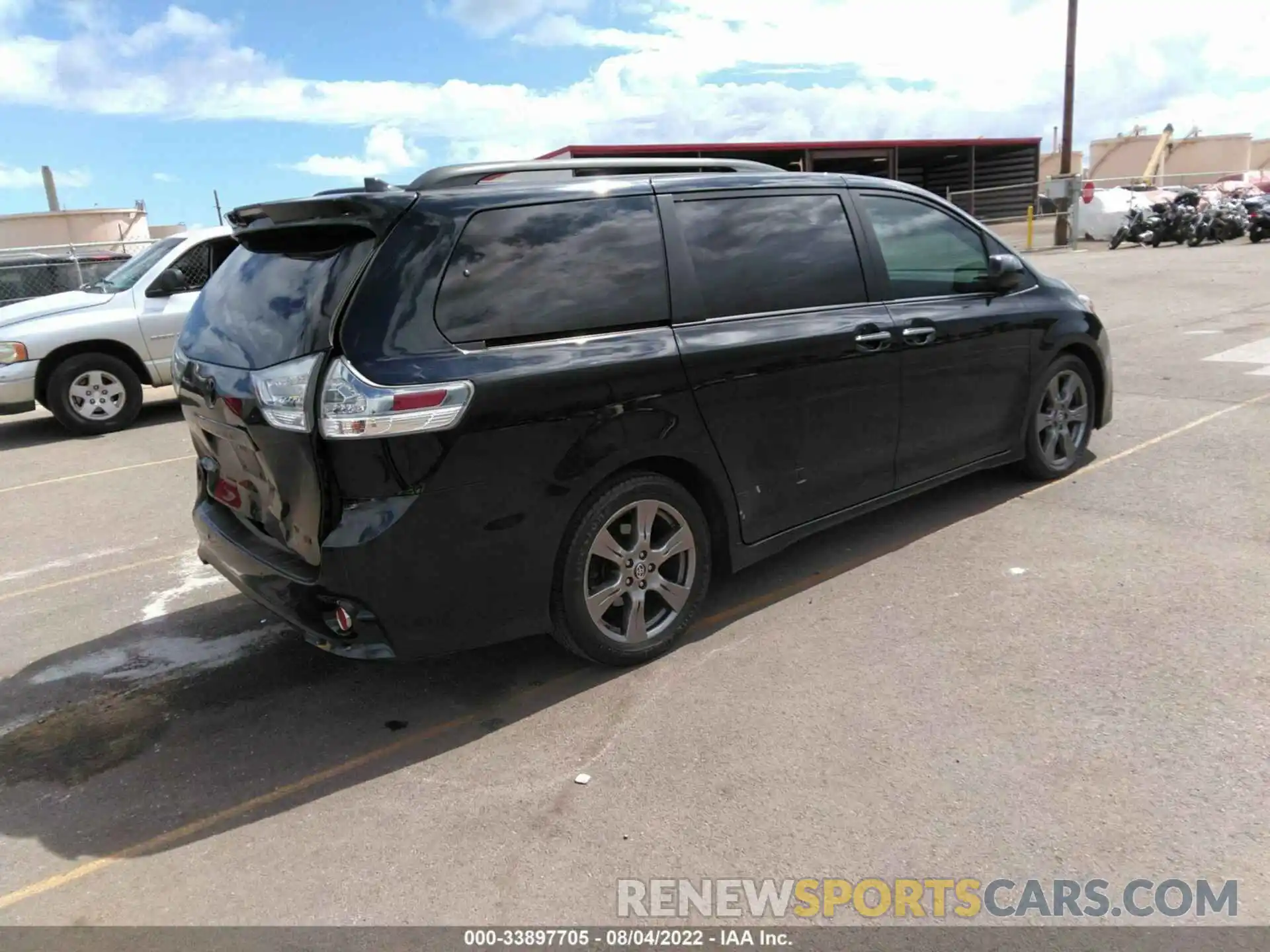 4 Photograph of a damaged car 5TDXZ3DC0KS011834 TOYOTA SIENNA 2019