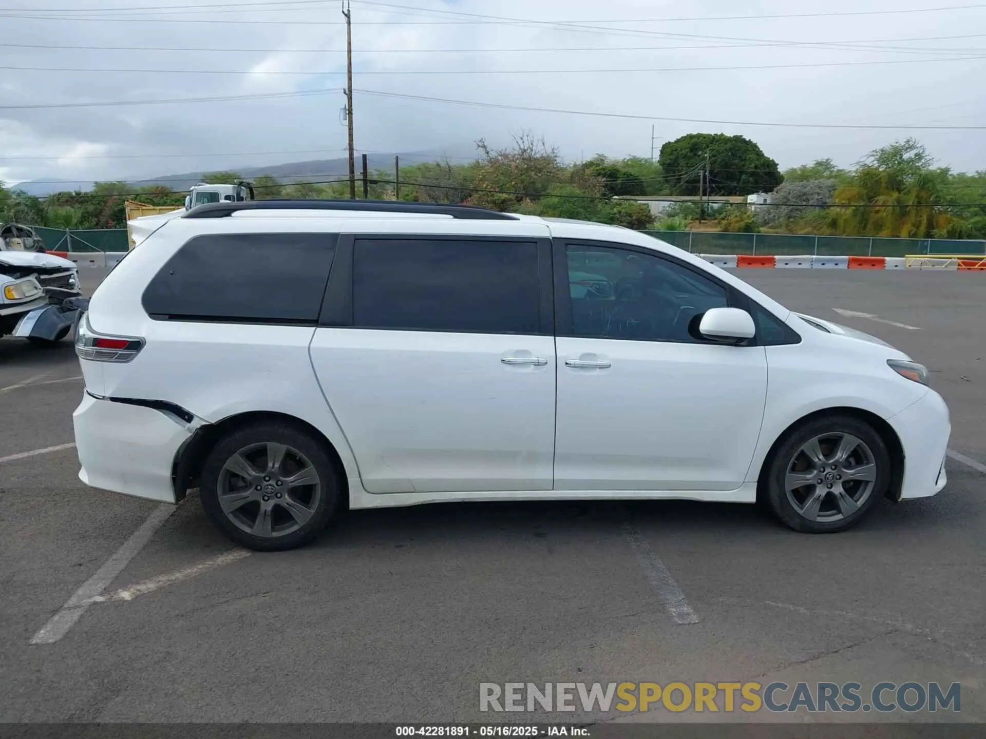14 Photograph of a damaged car 5TDXZ3DC0KS990321 TOYOTA SIENNA 2019