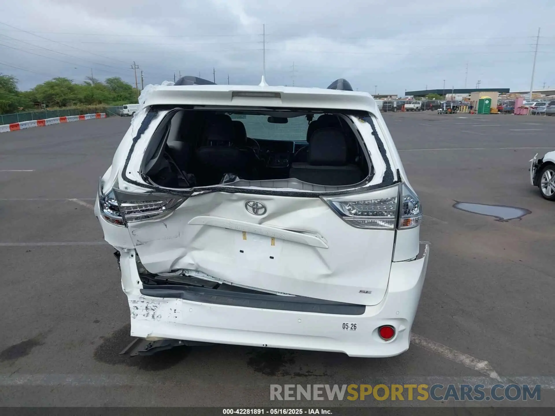 17 Photograph of a damaged car 5TDXZ3DC0KS990321 TOYOTA SIENNA 2019