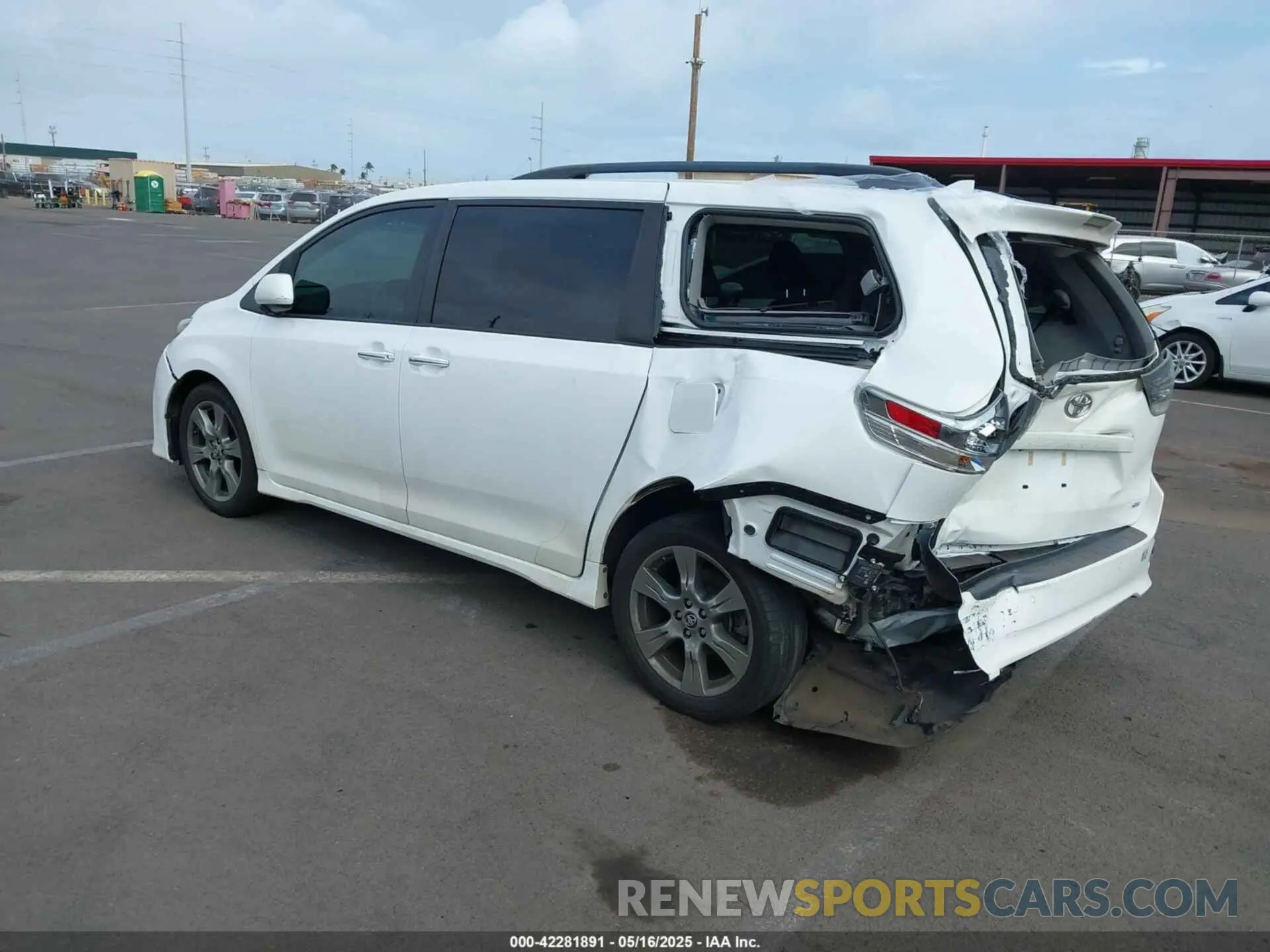 3 Photograph of a damaged car 5TDXZ3DC0KS990321 TOYOTA SIENNA 2019