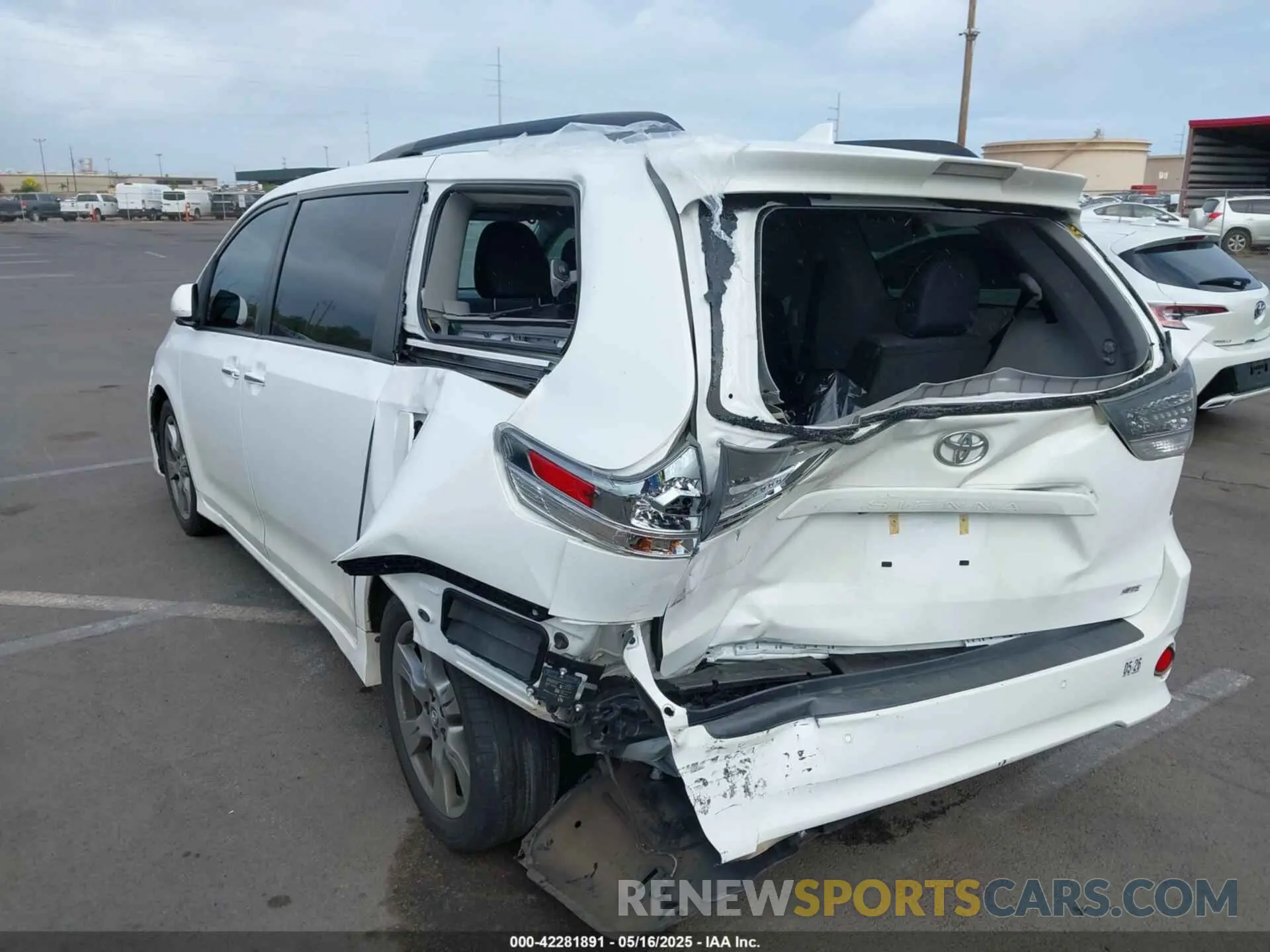 6 Photograph of a damaged car 5TDXZ3DC0KS990321 TOYOTA SIENNA 2019