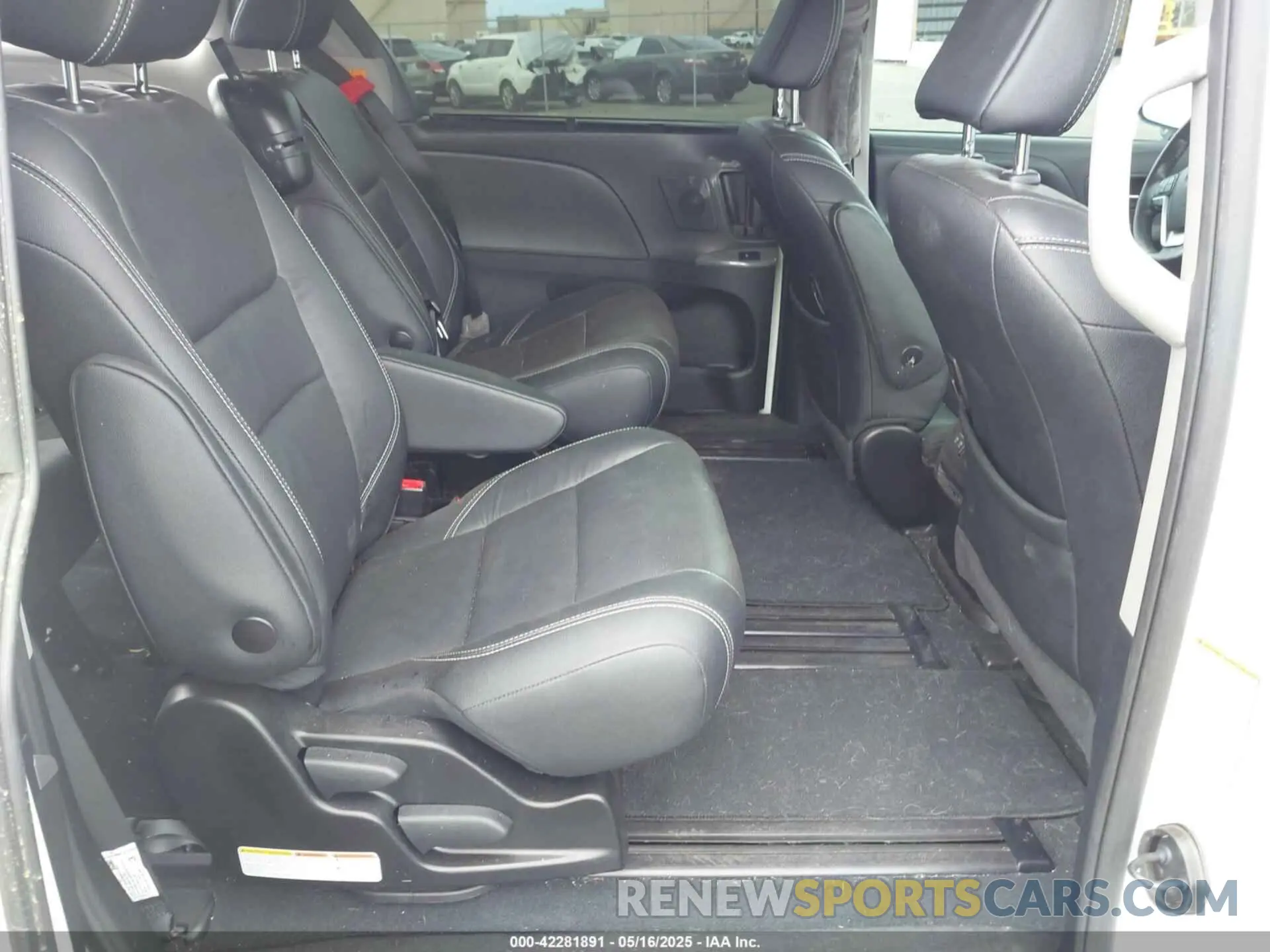 8 Photograph of a damaged car 5TDXZ3DC0KS990321 TOYOTA SIENNA 2019
