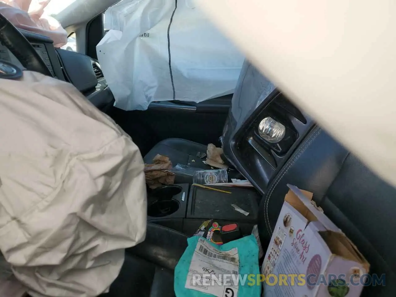8 Photograph of a damaged car 5TDXZ3DC1KS002415 TOYOTA SIENNA 2019
