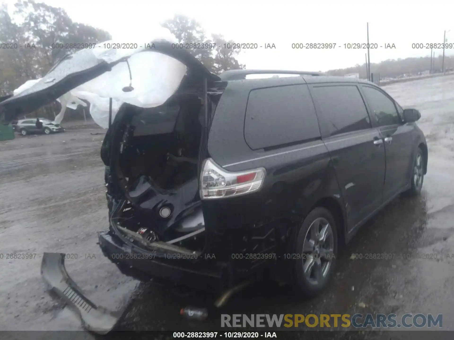 4 Photograph of a damaged car 5TDXZ3DC1KS010143 TOYOTA SIENNA 2019