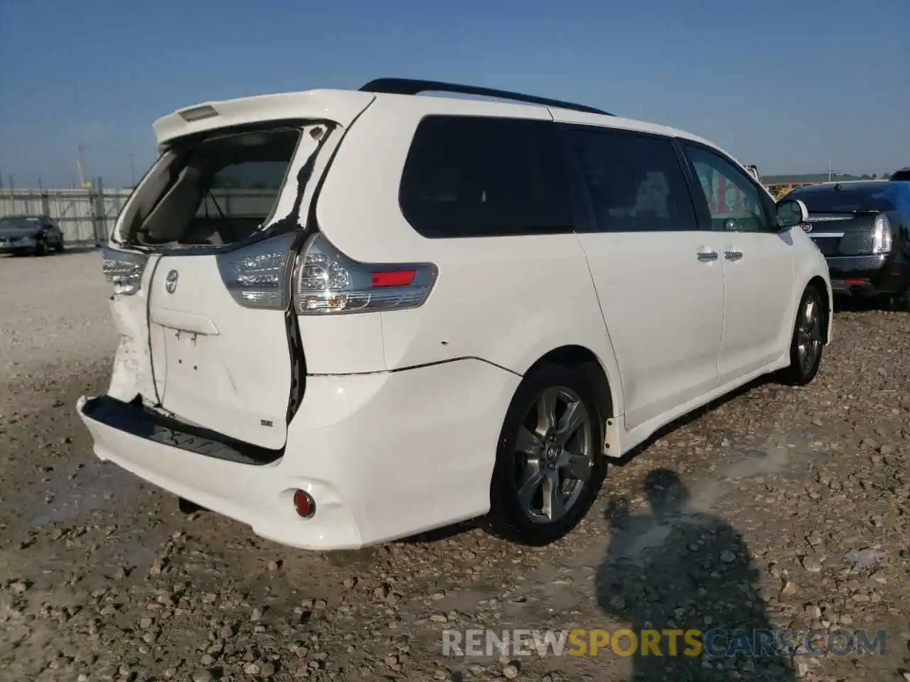 4 Photograph of a damaged car 5TDXZ3DC1KS986388 TOYOTA SIENNA 2019