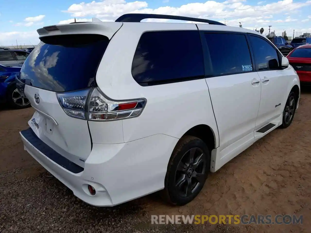 4 Photograph of a damaged car 5TDXZ3DC2KS993639 TOYOTA SIENNA 2019