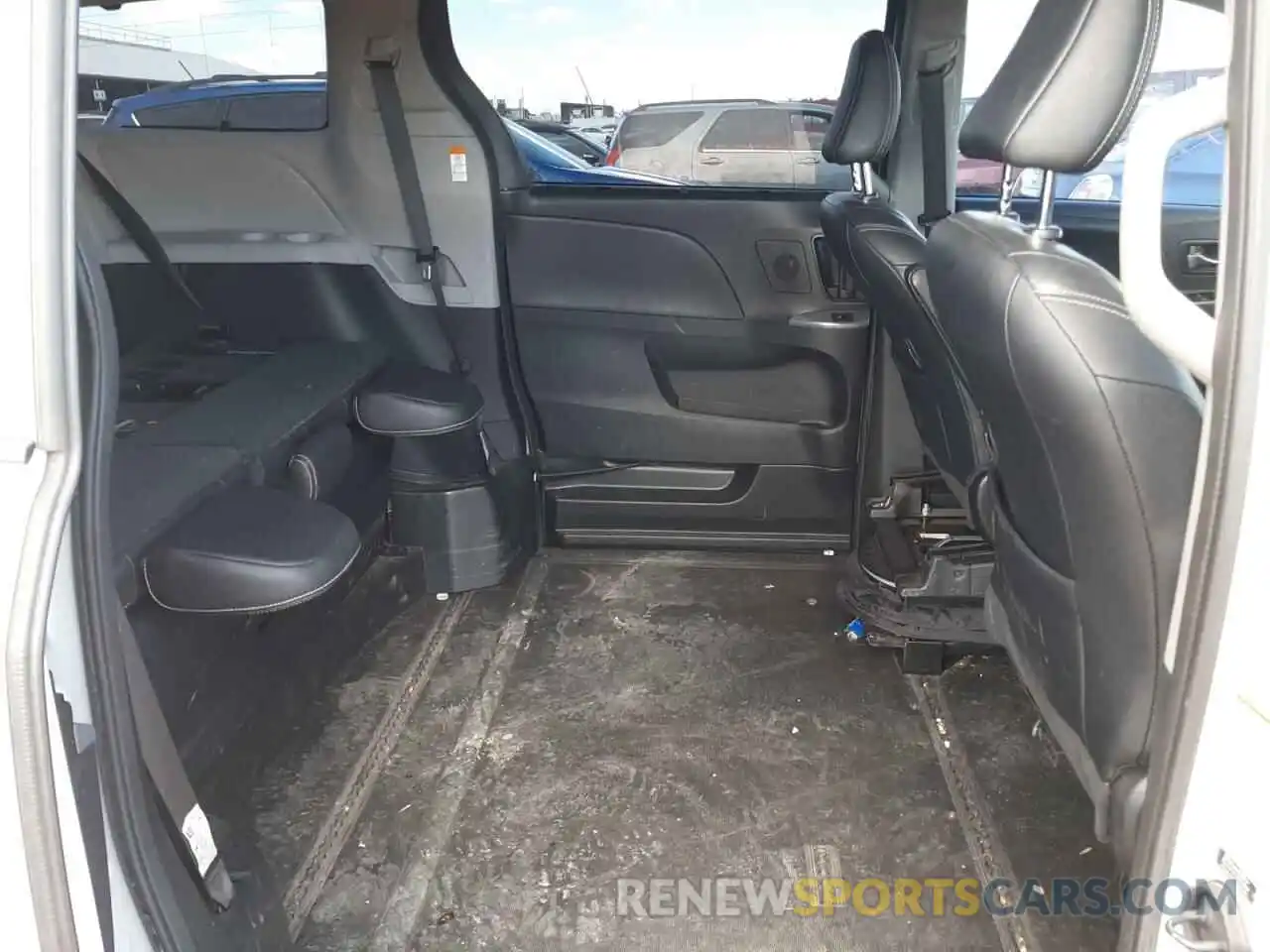 6 Photograph of a damaged car 5TDXZ3DC2KS993639 TOYOTA SIENNA 2019