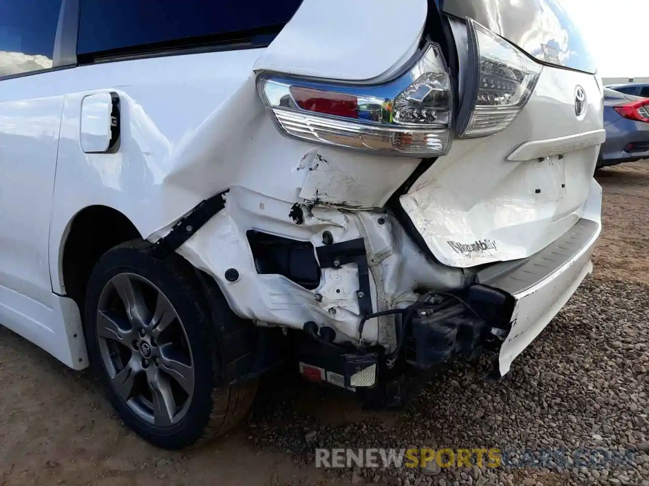 9 Photograph of a damaged car 5TDXZ3DC2KS993639 TOYOTA SIENNA 2019