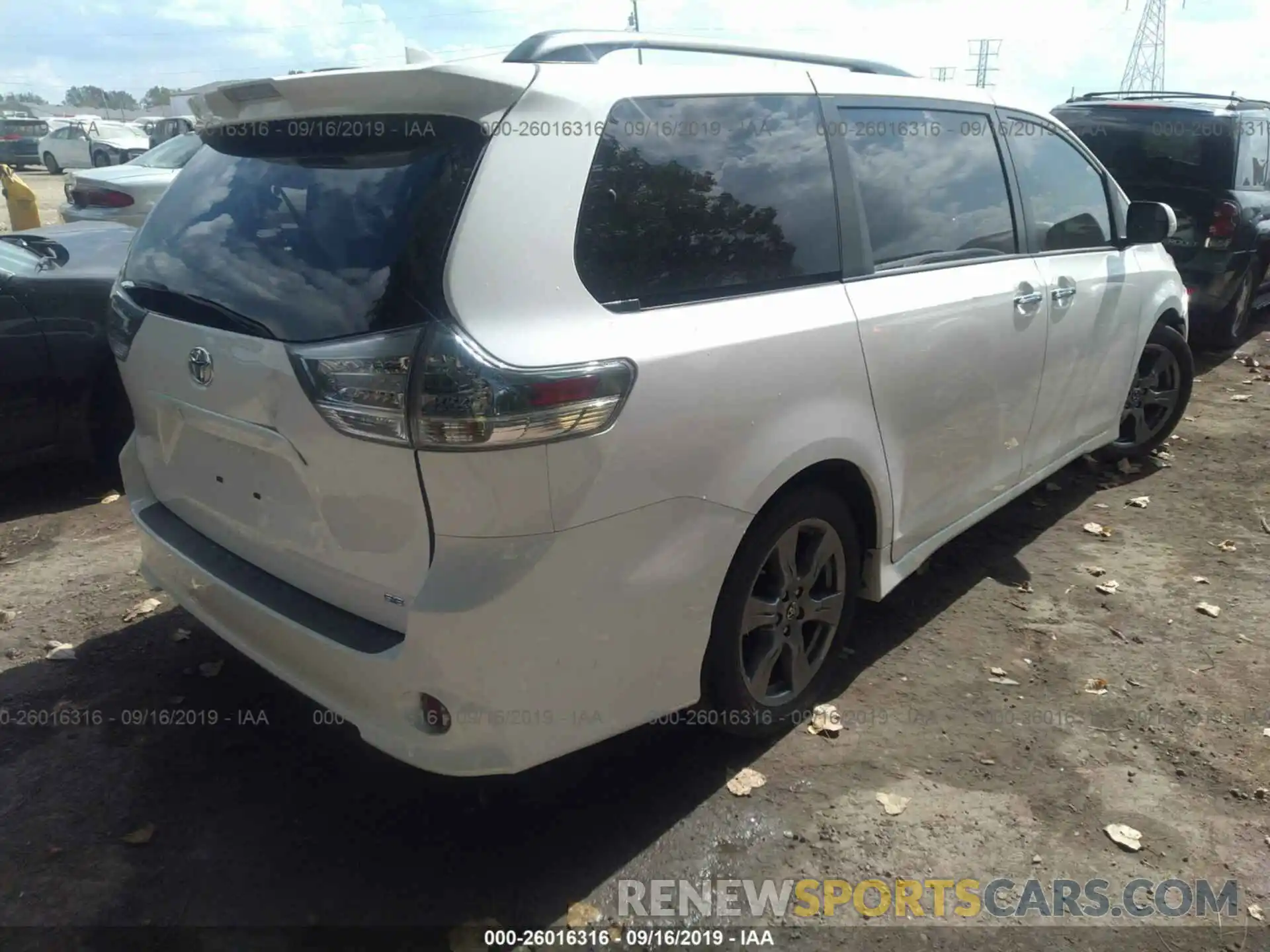 4 Photograph of a damaged car 5TDXZ3DC2KS999392 TOYOTA SIENNA 2019