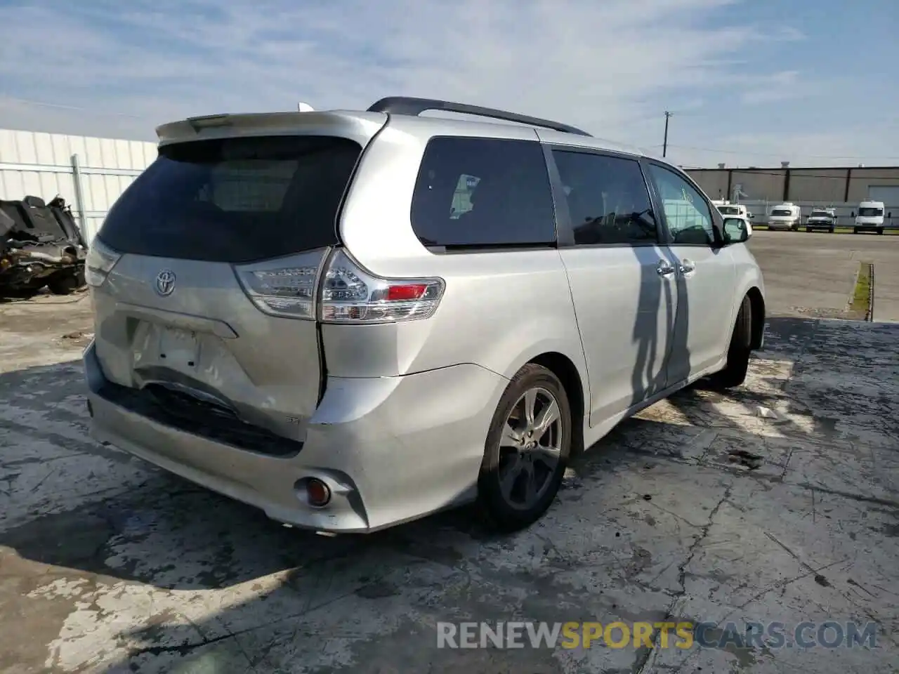 4 Photograph of a damaged car 5TDXZ3DC3KS985145 TOYOTA SIENNA 2019