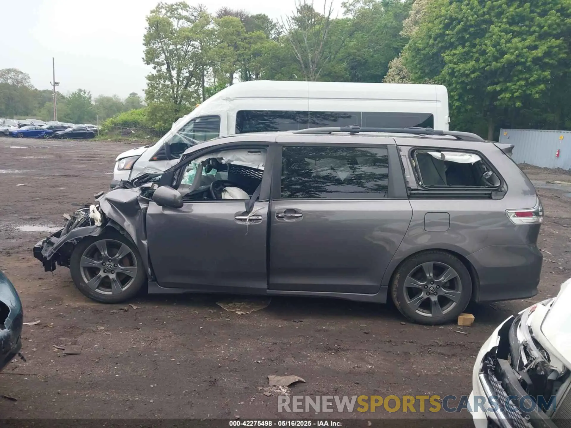 13 Photograph of a damaged car 5TDXZ3DC4KS014221 TOYOTA SIENNA 2019