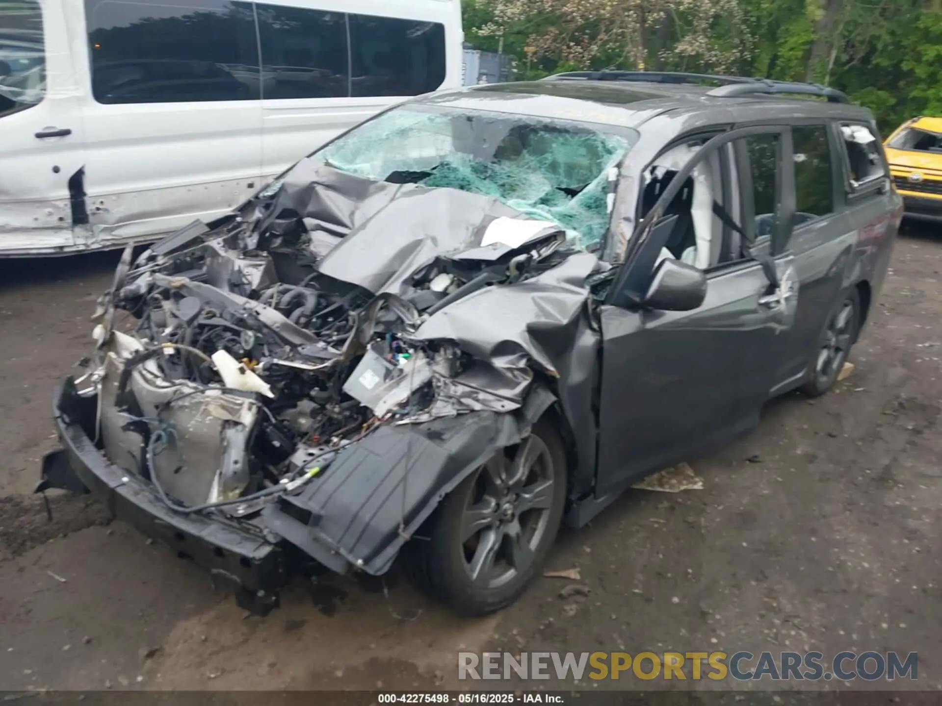 2 Photograph of a damaged car 5TDXZ3DC4KS014221 TOYOTA SIENNA 2019