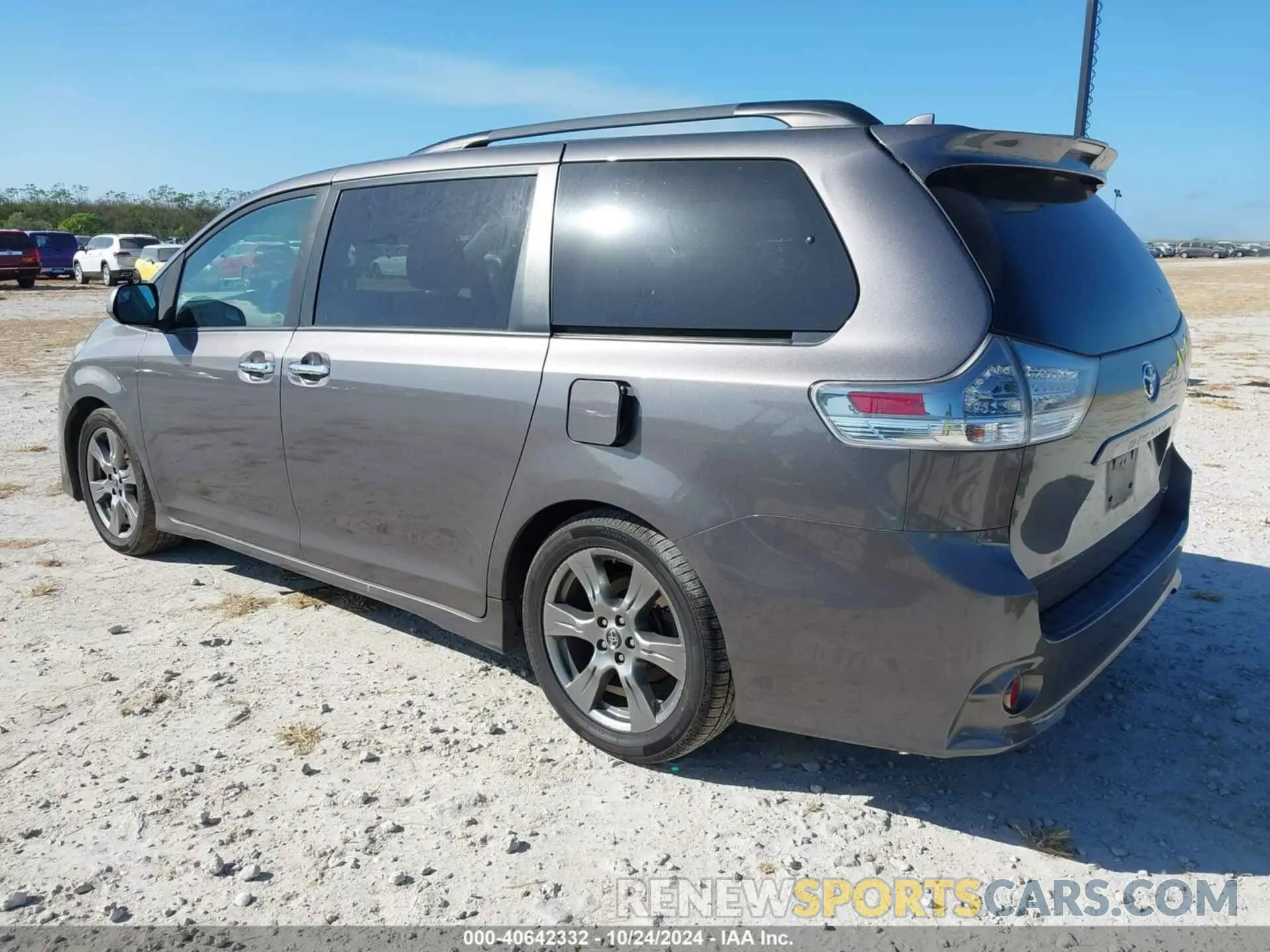 3 Photograph of a damaged car 5TDXZ3DC4KS977586 TOYOTA SIENNA 2019