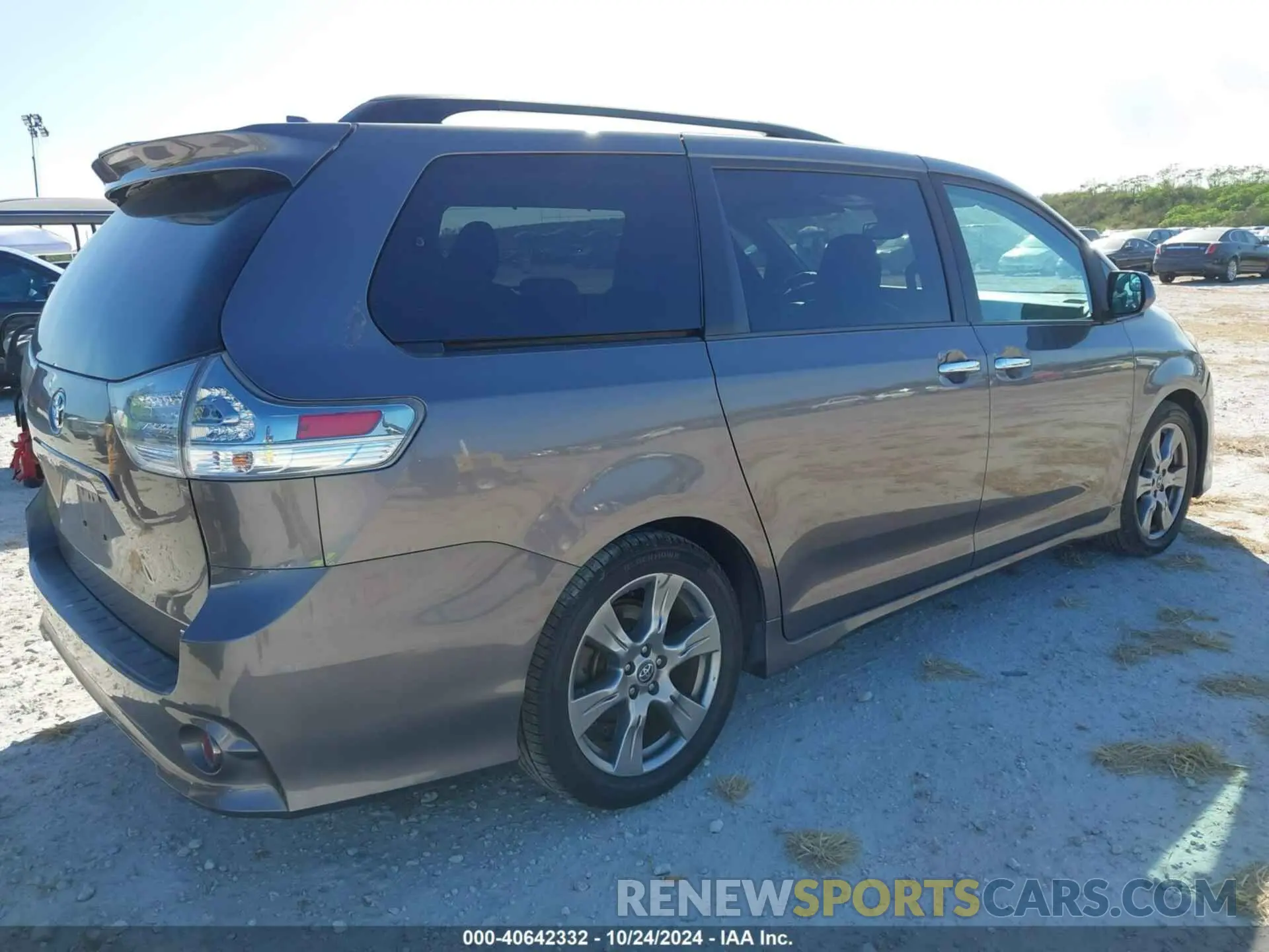 4 Photograph of a damaged car 5TDXZ3DC4KS977586 TOYOTA SIENNA 2019
