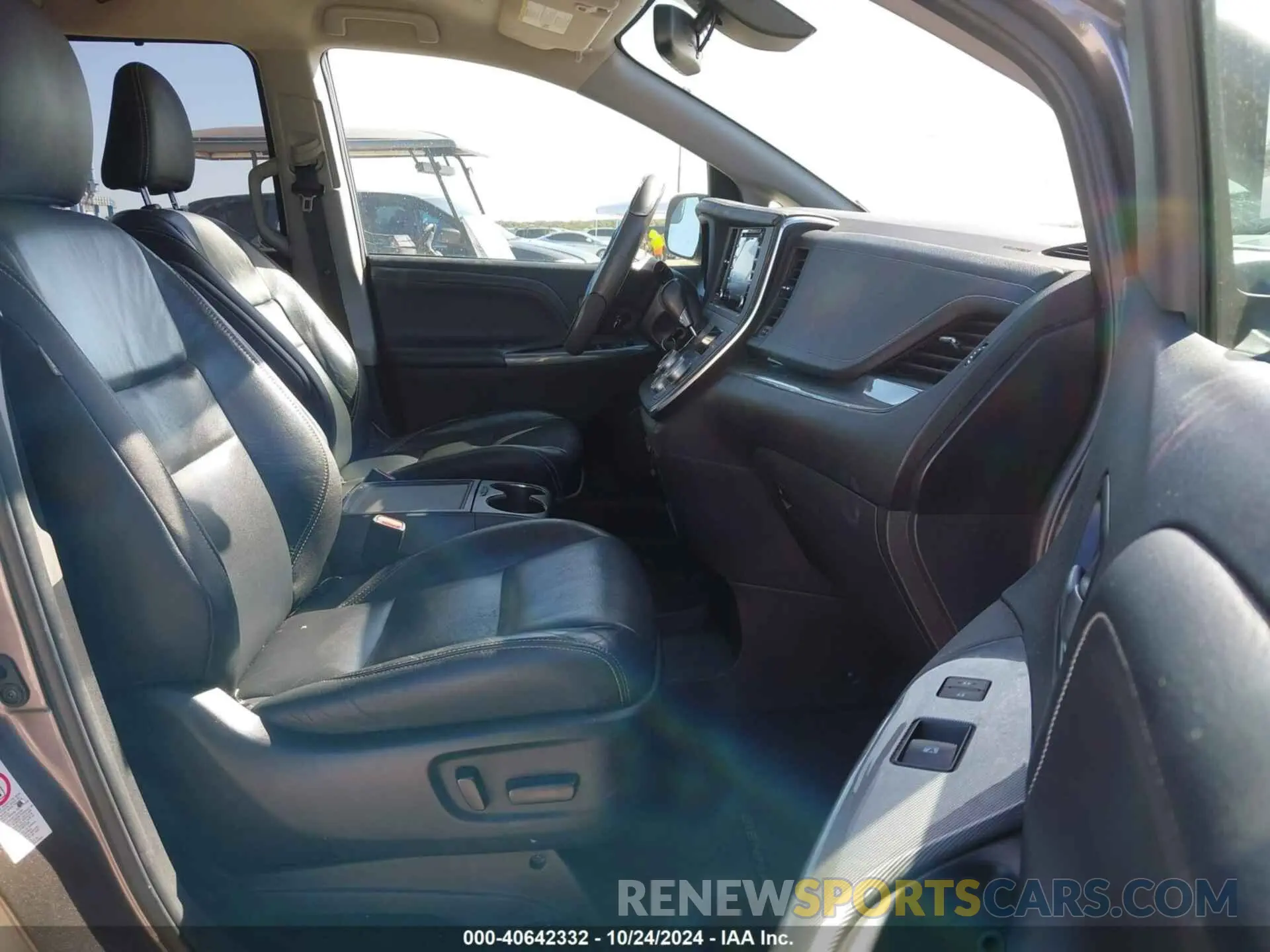 5 Photograph of a damaged car 5TDXZ3DC4KS977586 TOYOTA SIENNA 2019