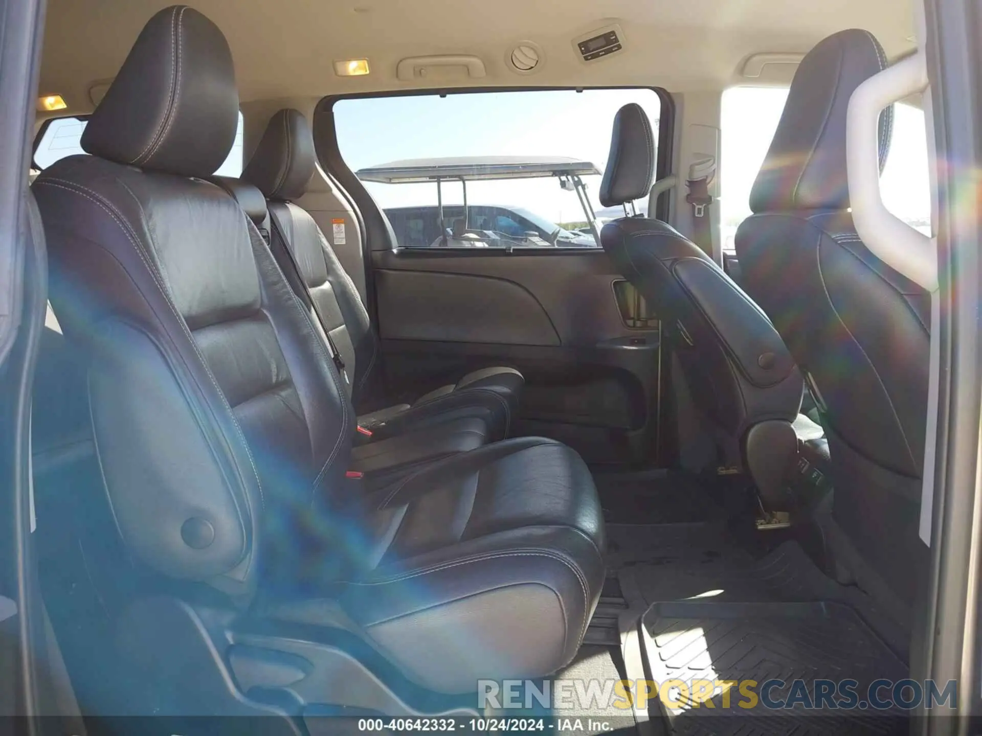 8 Photograph of a damaged car 5TDXZ3DC4KS977586 TOYOTA SIENNA 2019