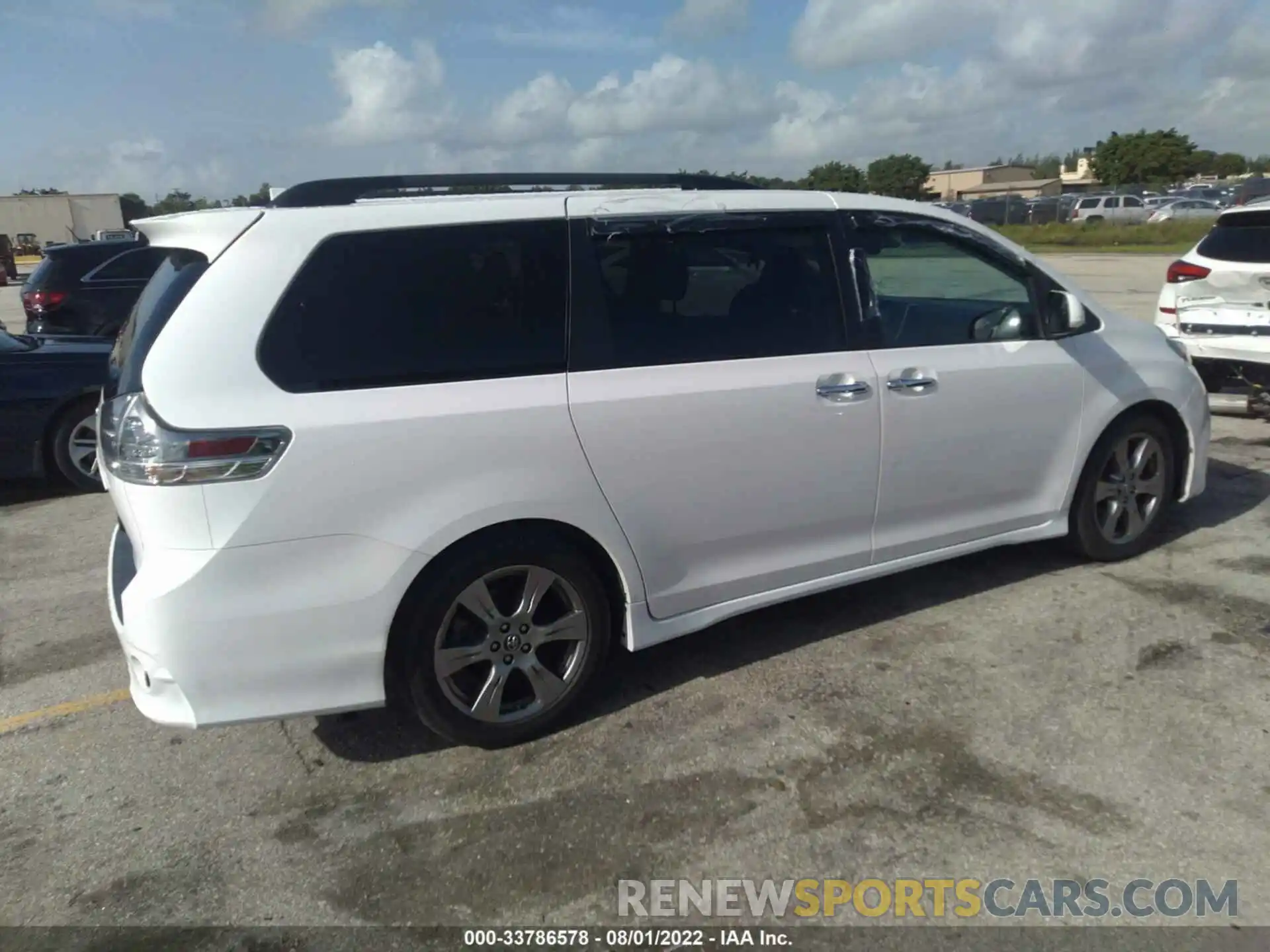 4 Photograph of a damaged car 5TDXZ3DC4KS984974 TOYOTA SIENNA 2019