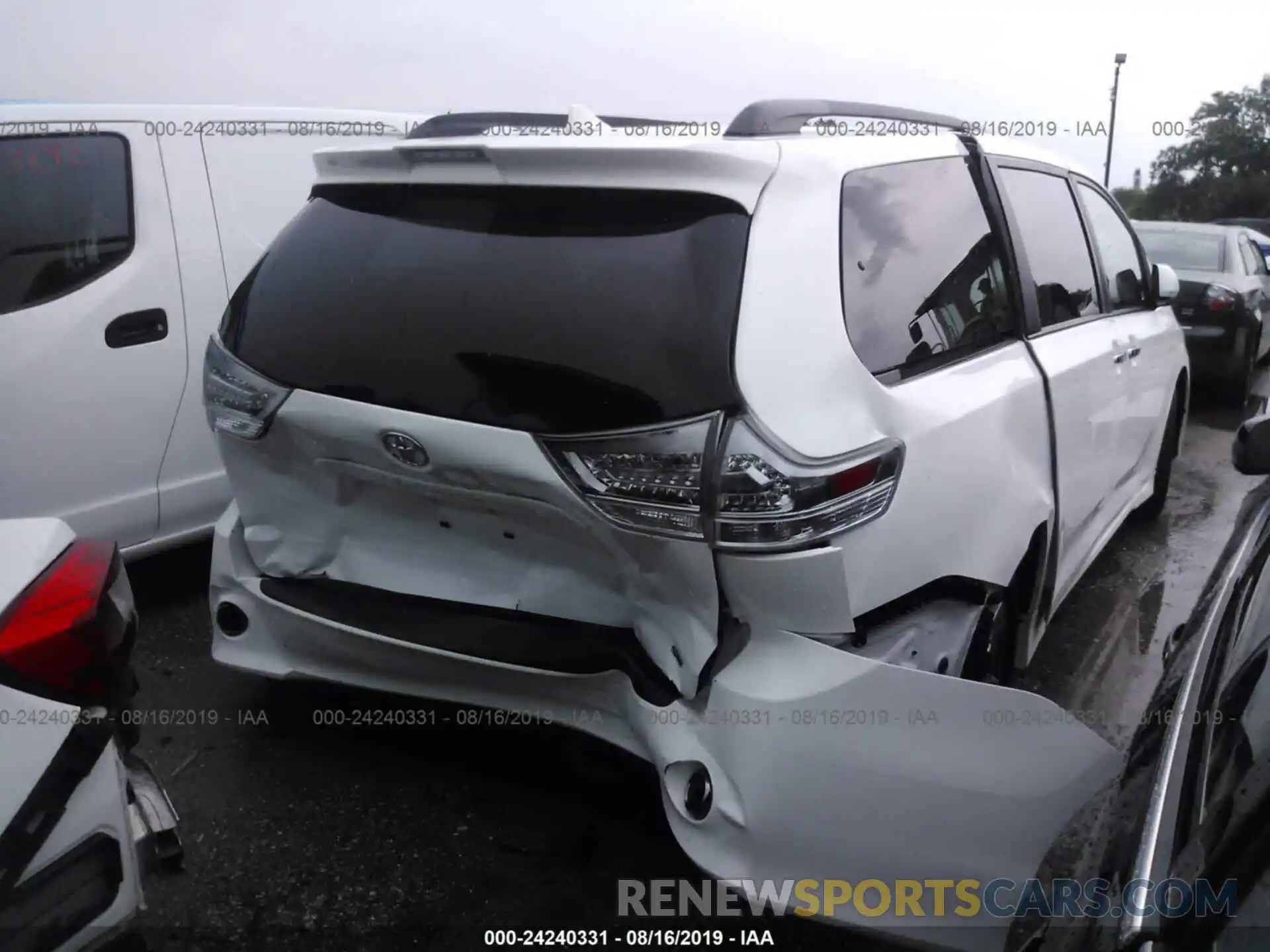 4 Photograph of a damaged car 5TDXZ3DC4KS985803 TOYOTA SIENNA 2019