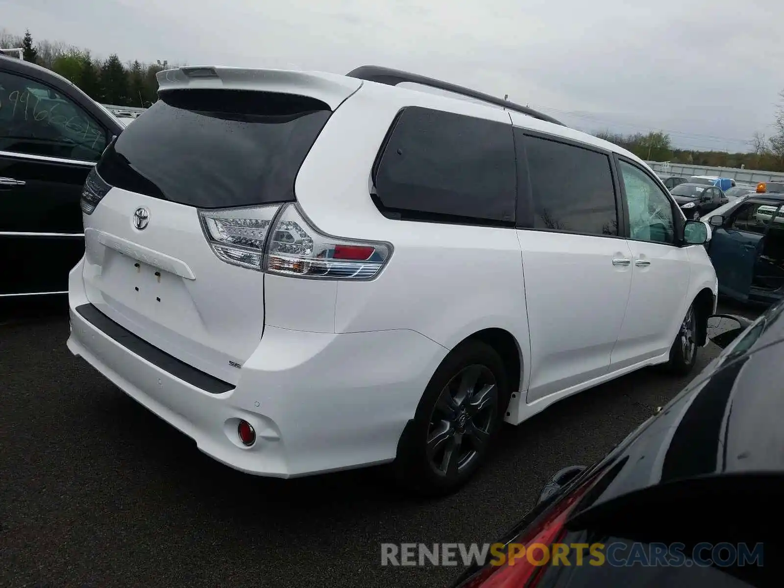 4 Photograph of a damaged car 5TDXZ3DC4KS987860 TOYOTA SIENNA 2019