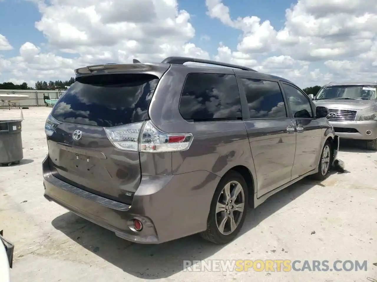 4 Photograph of a damaged car 5TDXZ3DC5KS986801 TOYOTA SIENNA 2019