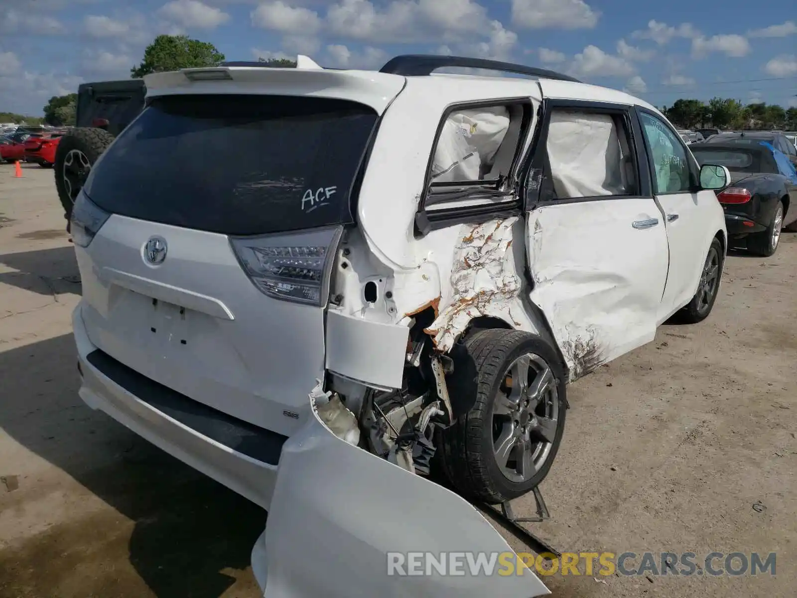 4 Photograph of a damaged car 5TDXZ3DC6KS978917 TOYOTA SIENNA 2019