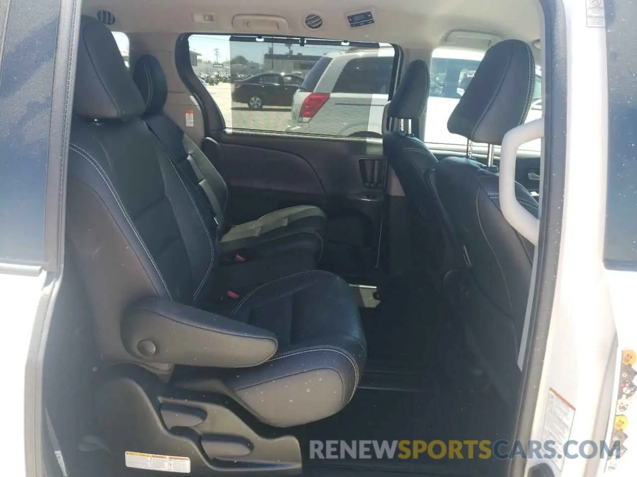6 Photograph of a damaged car 5TDXZ3DC6KS980702 TOYOTA SIENNA 2019
