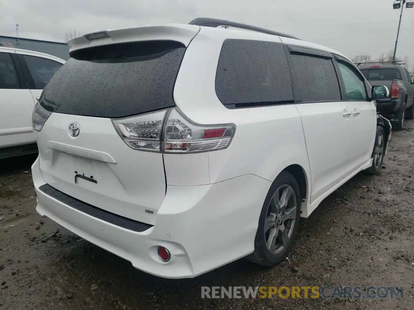 4 Photograph of a damaged car 5TDXZ3DC8KS011323 TOYOTA SIENNA 2019