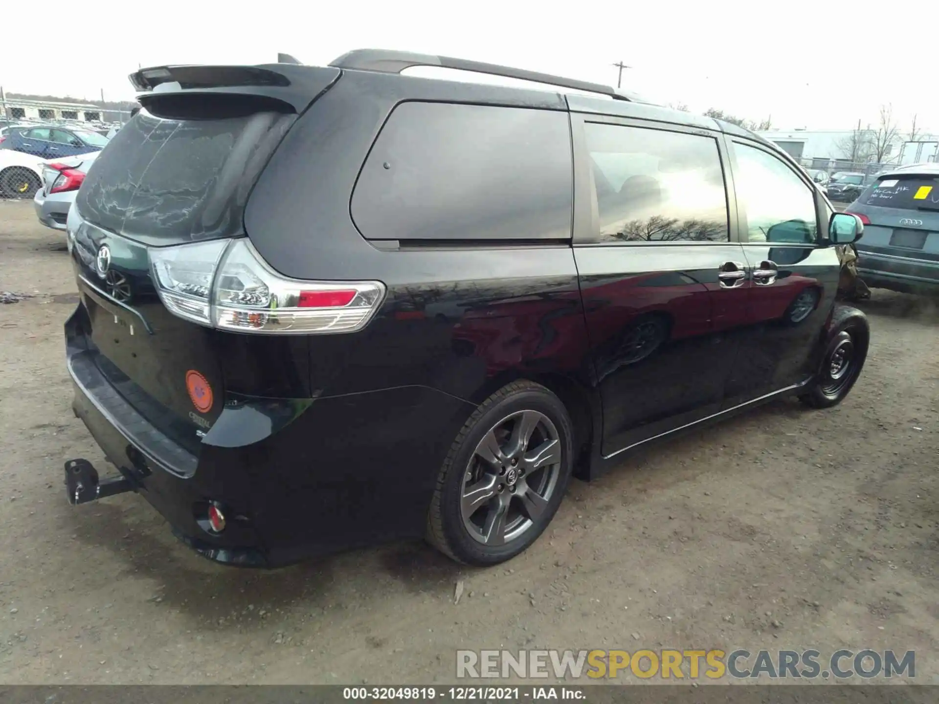 4 Photograph of a damaged car 5TDXZ3DC8KS016585 TOYOTA SIENNA 2019