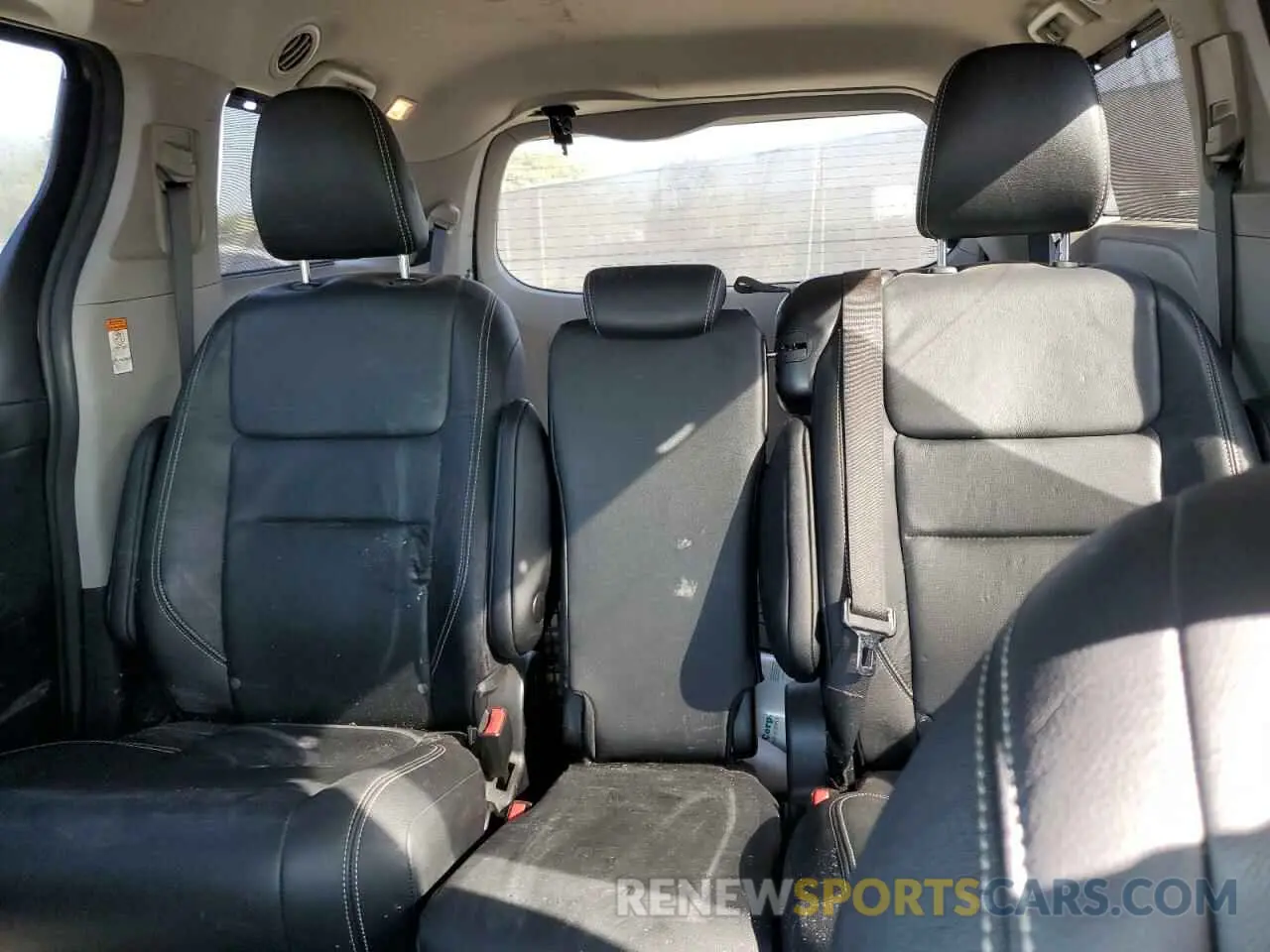 10 Photograph of a damaged car 5TDXZ3DC8KS993211 TOYOTA SIENNA 2019