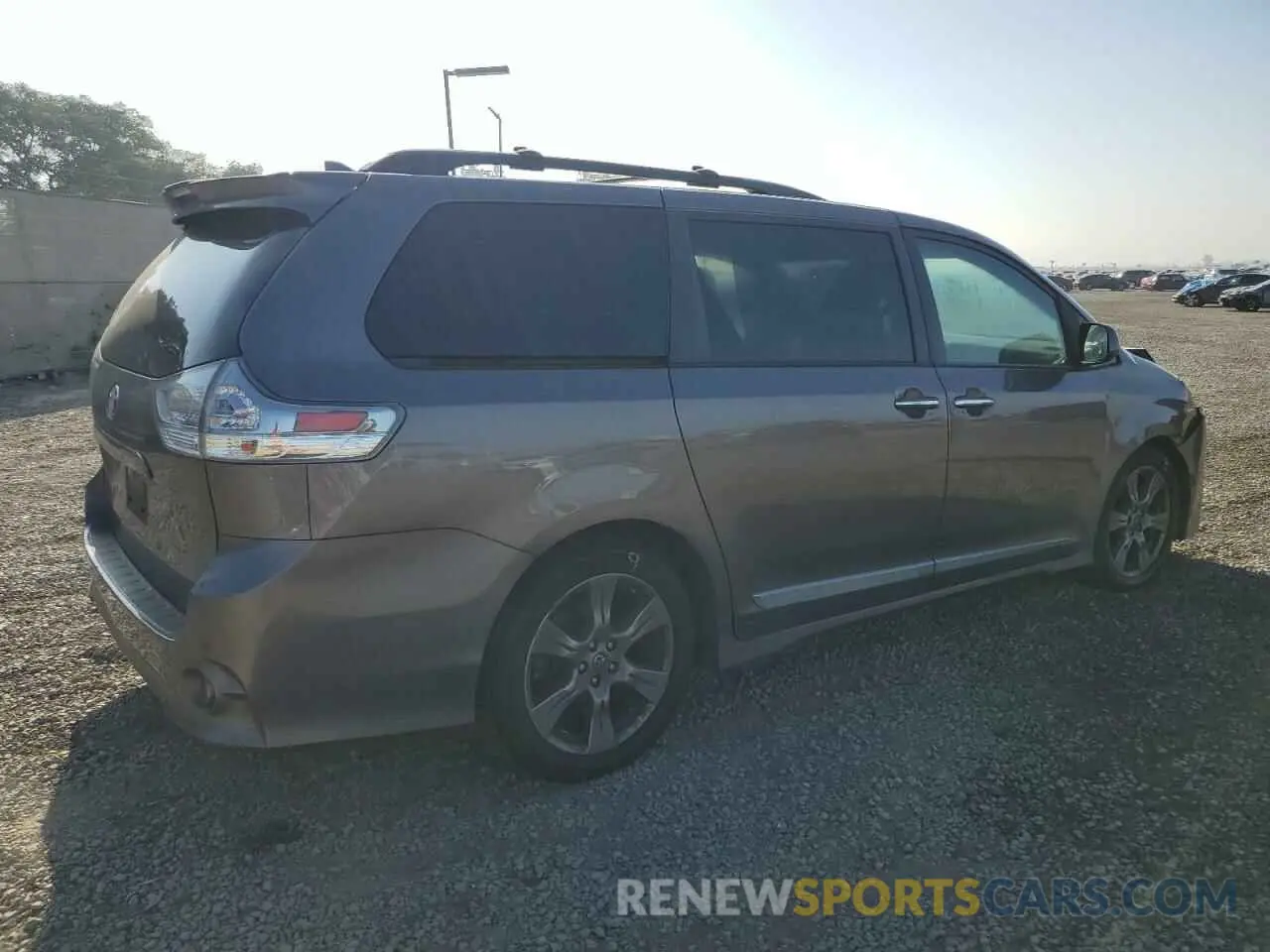 3 Photograph of a damaged car 5TDXZ3DC8KS993211 TOYOTA SIENNA 2019
