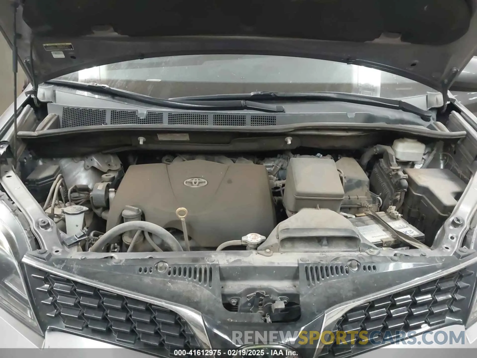10 Photograph of a damaged car 5TDXZ3DC9KS998790 TOYOTA SIENNA 2019