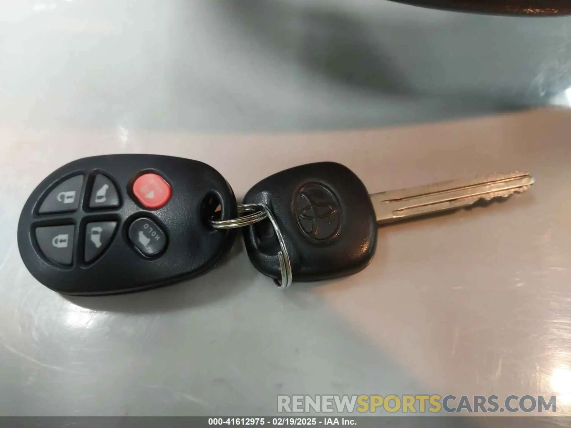 11 Photograph of a damaged car 5TDXZ3DC9KS998790 TOYOTA SIENNA 2019