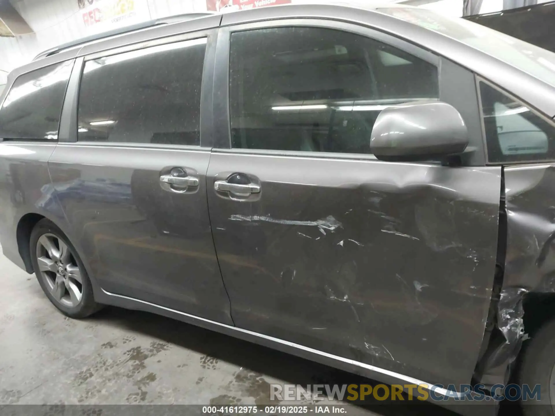 13 Photograph of a damaged car 5TDXZ3DC9KS998790 TOYOTA SIENNA 2019