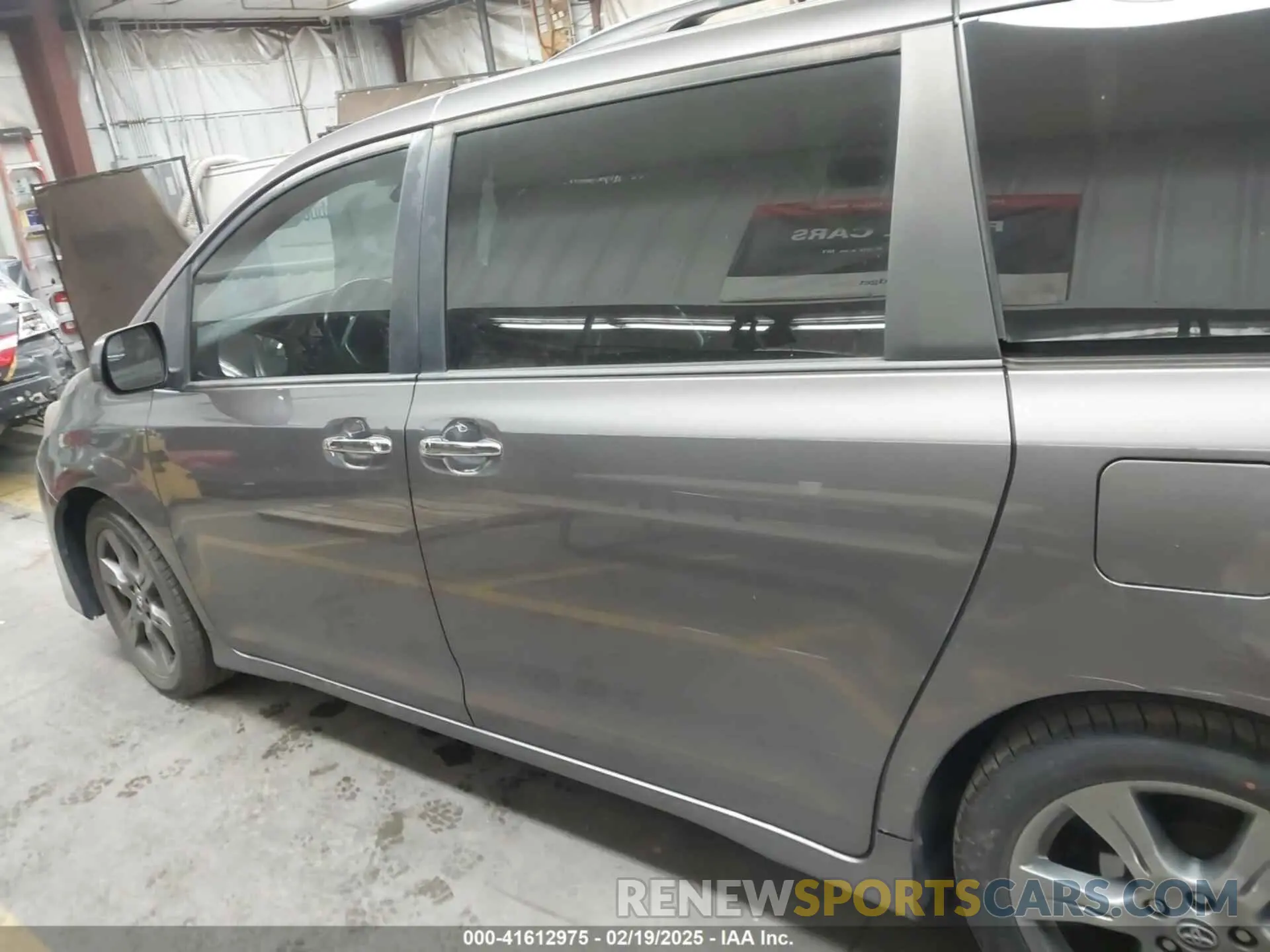 14 Photograph of a damaged car 5TDXZ3DC9KS998790 TOYOTA SIENNA 2019