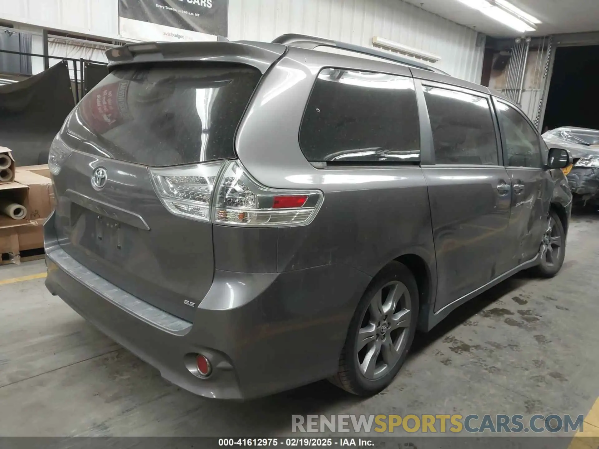 4 Photograph of a damaged car 5TDXZ3DC9KS998790 TOYOTA SIENNA 2019