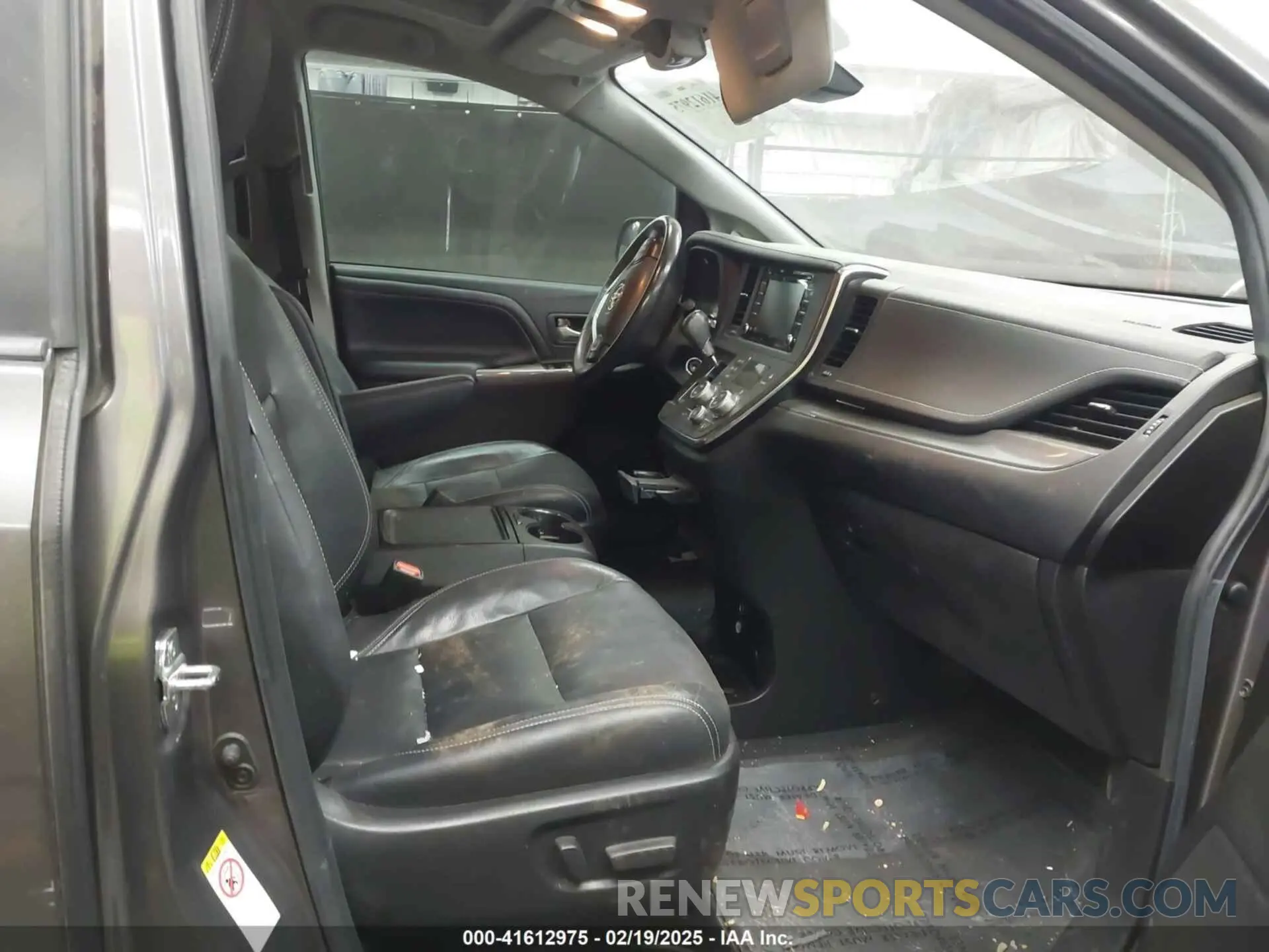 5 Photograph of a damaged car 5TDXZ3DC9KS998790 TOYOTA SIENNA 2019
