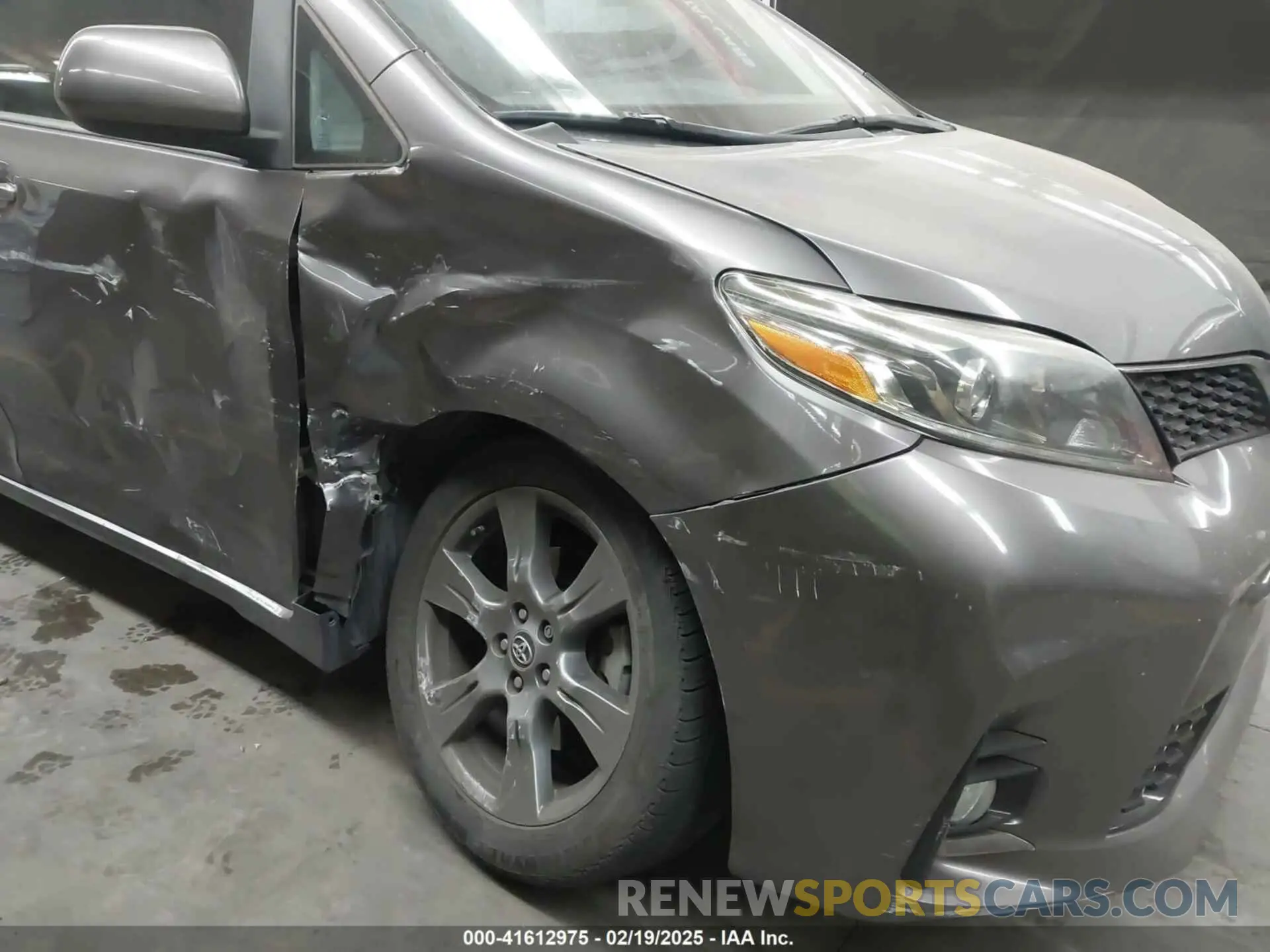 6 Photograph of a damaged car 5TDXZ3DC9KS998790 TOYOTA SIENNA 2019