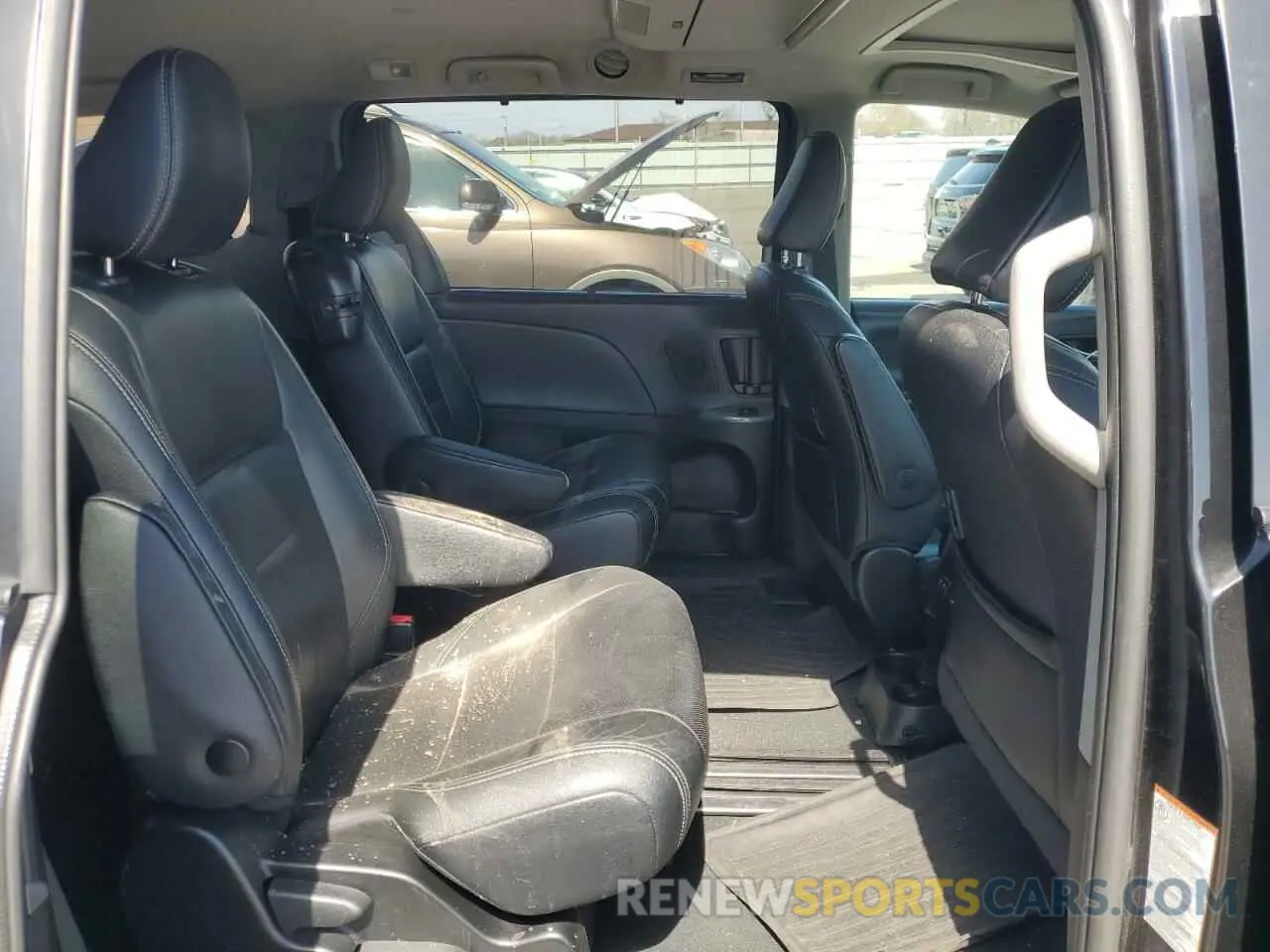 11 Photograph of a damaged car 5TDXZ3DCXKS019410 TOYOTA SIENNA 2019