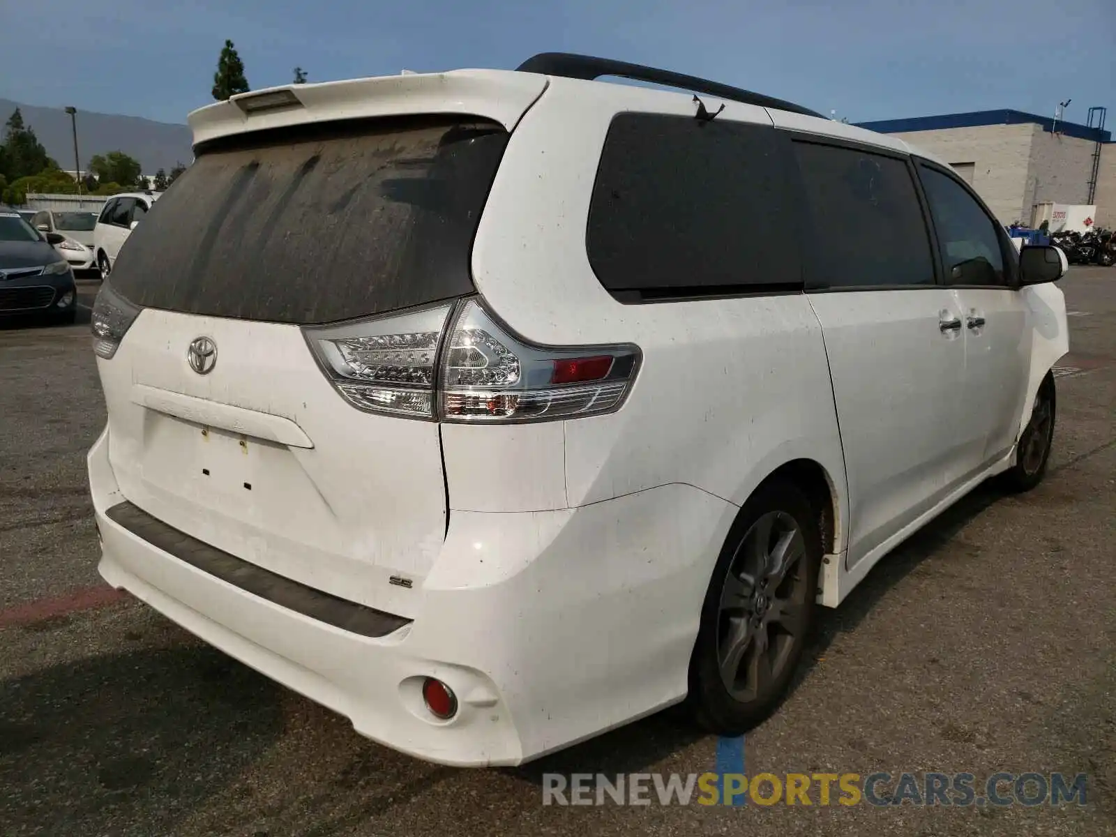 4 Photograph of a damaged car 5TDXZ3DCXKS972487 TOYOTA SIENNA 2019