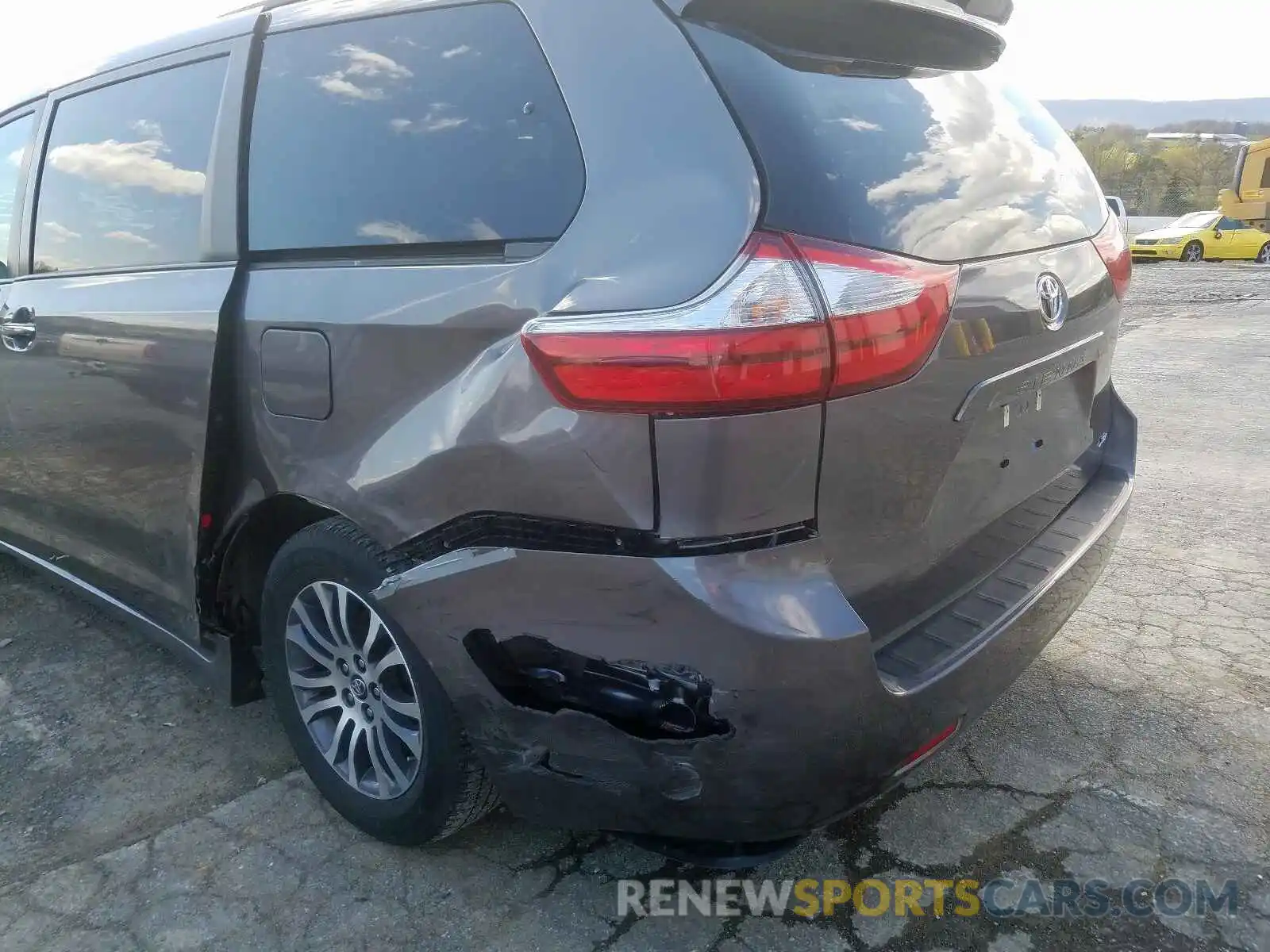 9 Photograph of a damaged car 5TDYZ3DC0KS012714 TOYOTA SIENNA 2019