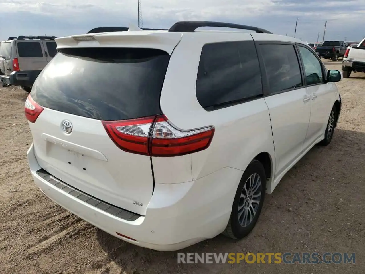 4 Photograph of a damaged car 5TDYZ3DC0KS015984 TOYOTA SIENNA 2019