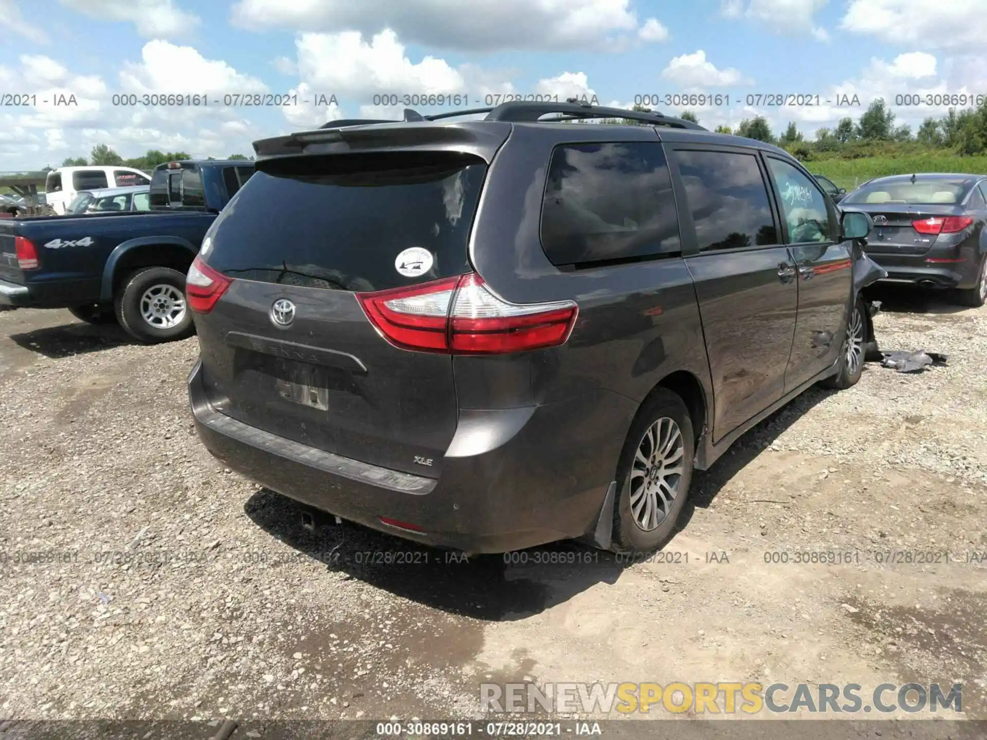 4 Photograph of a damaged car 5TDYZ3DC0KS985740 TOYOTA SIENNA 2019