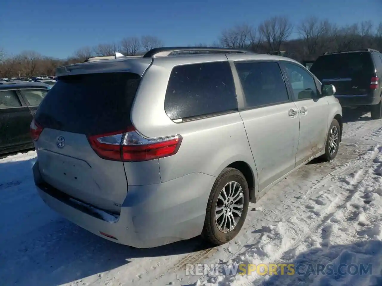 4 Photograph of a damaged car 5TDYZ3DC0KS988816 TOYOTA SIENNA 2019