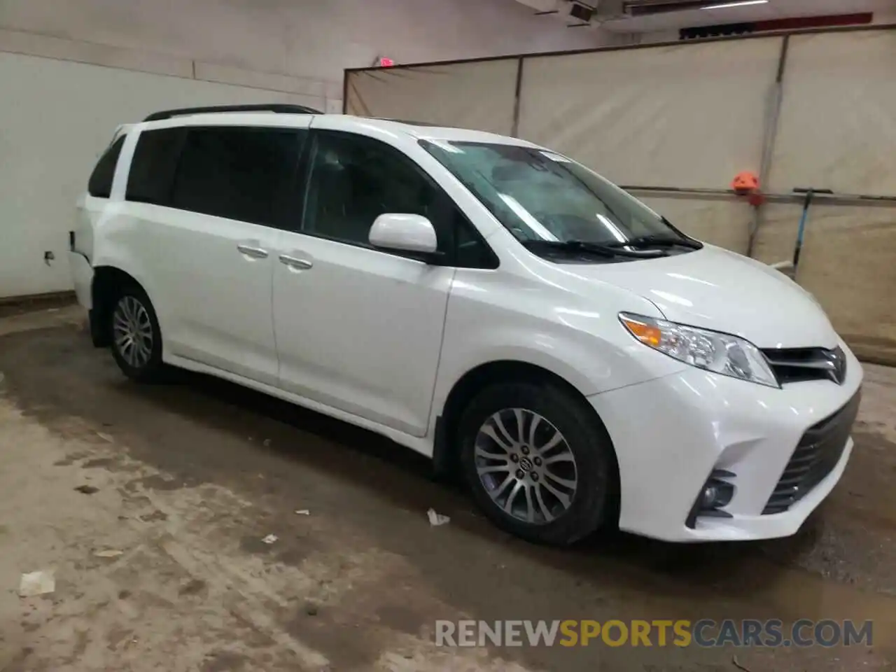 4 Photograph of a damaged car 5TDYZ3DC0KS998567 TOYOTA SIENNA 2019