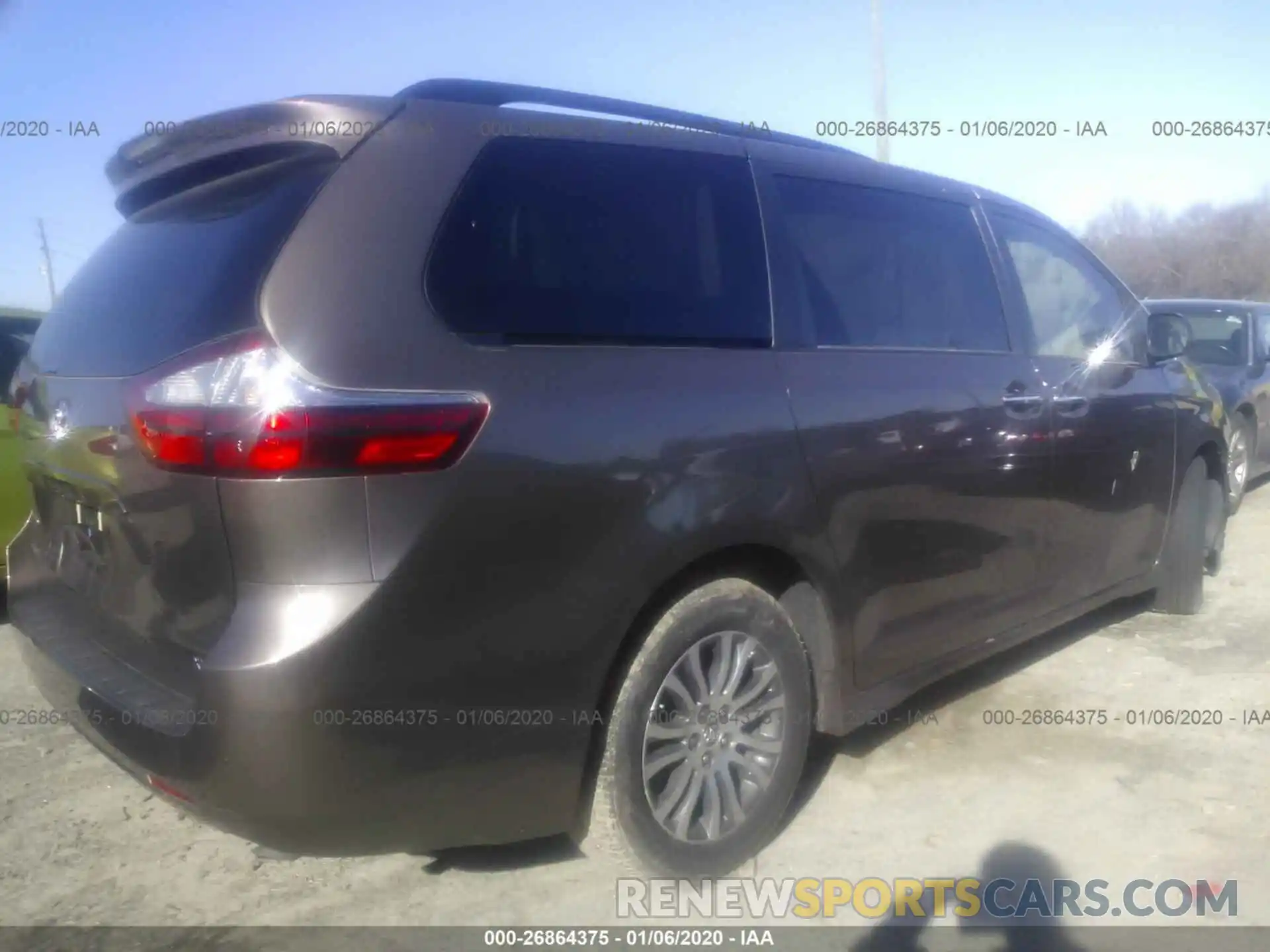 4 Photograph of a damaged car 5TDYZ3DC1KS009045 TOYOTA SIENNA 2019