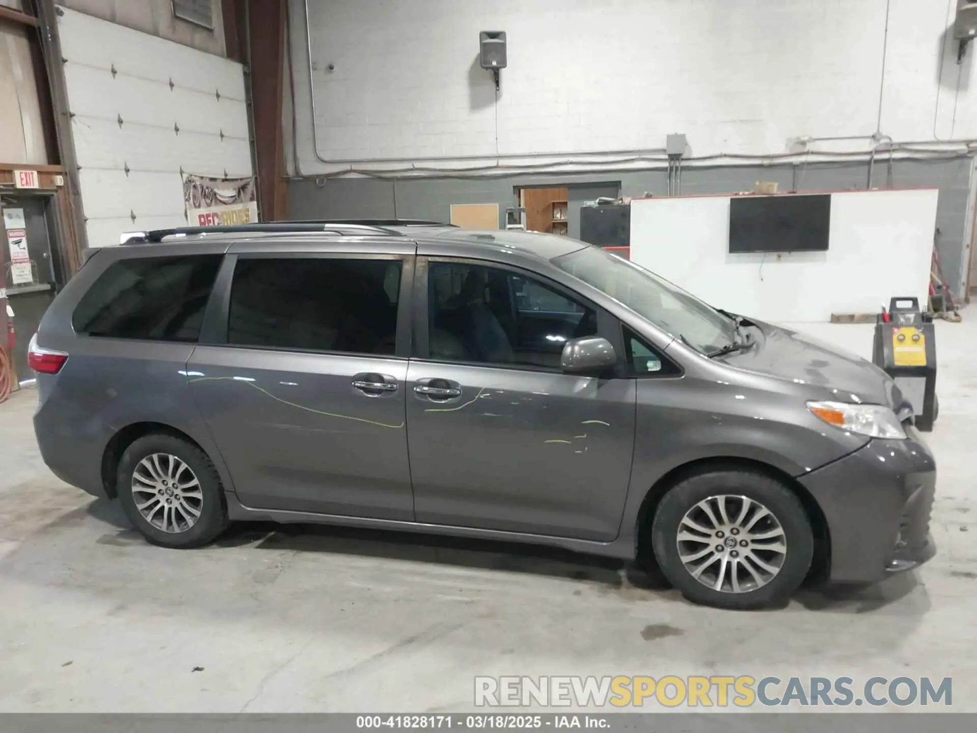 13 Photograph of a damaged car 5TDYZ3DC1KS016206 TOYOTA SIENNA 2019