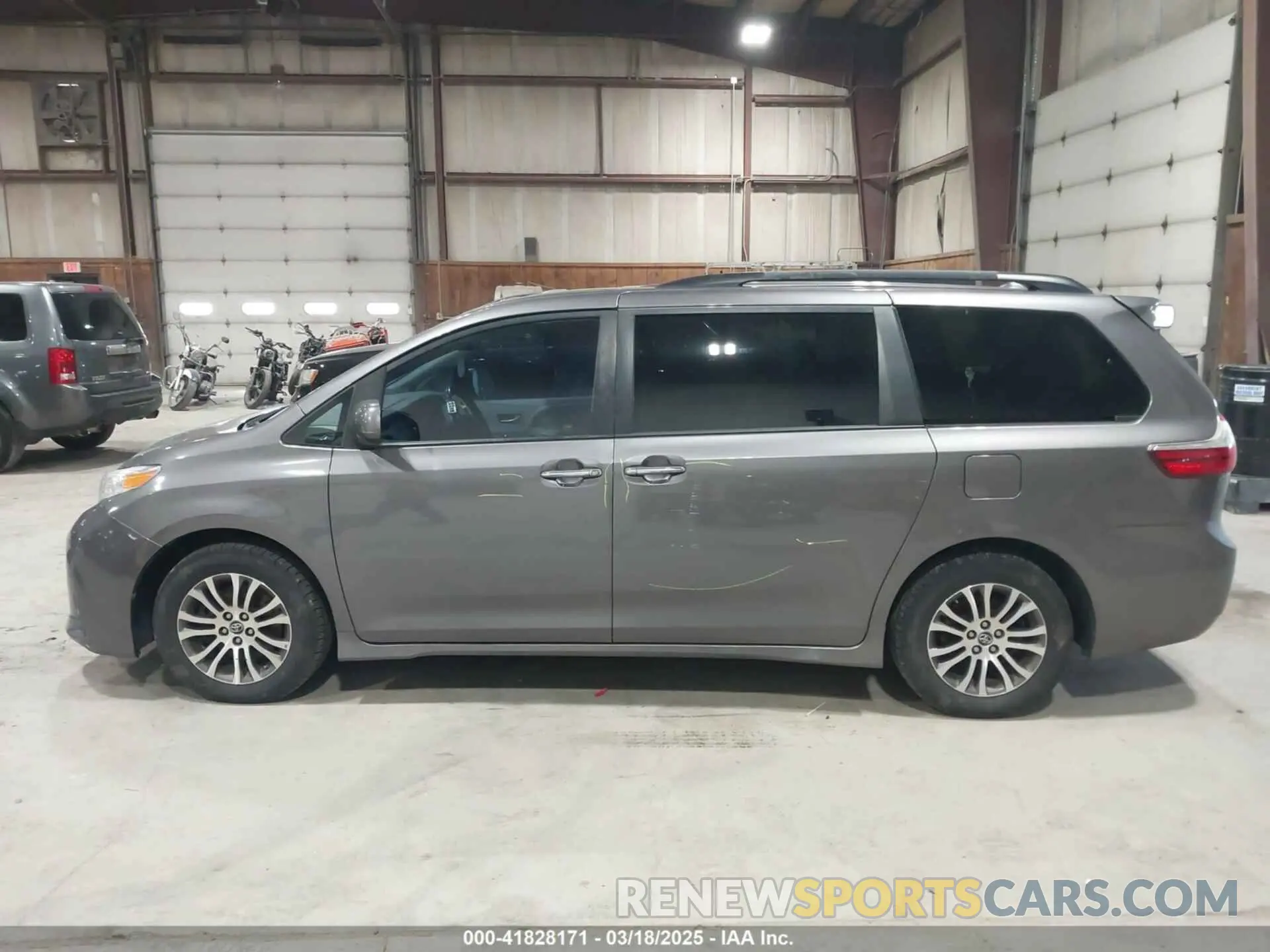 14 Photograph of a damaged car 5TDYZ3DC1KS016206 TOYOTA SIENNA 2019