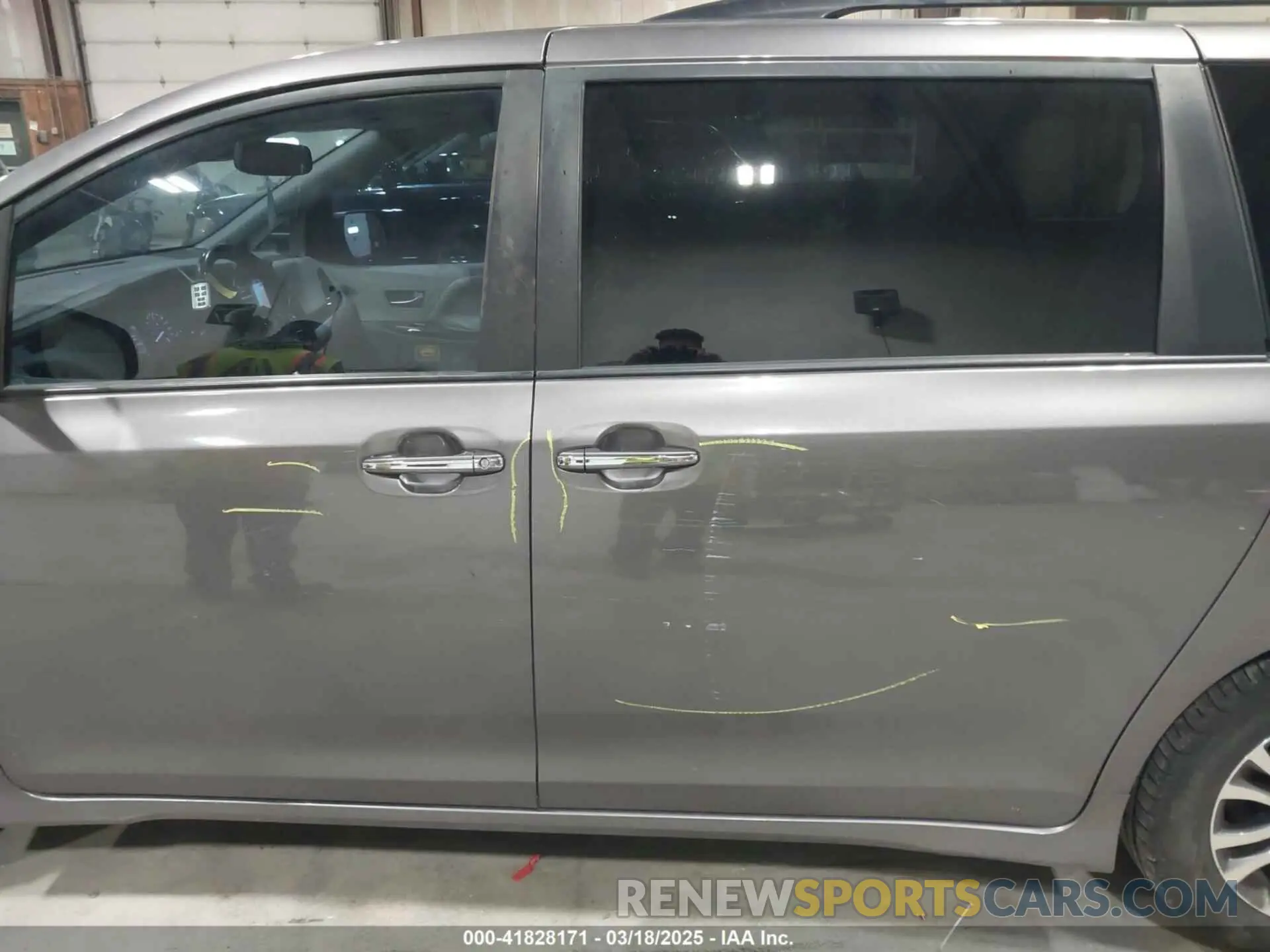 17 Photograph of a damaged car 5TDYZ3DC1KS016206 TOYOTA SIENNA 2019