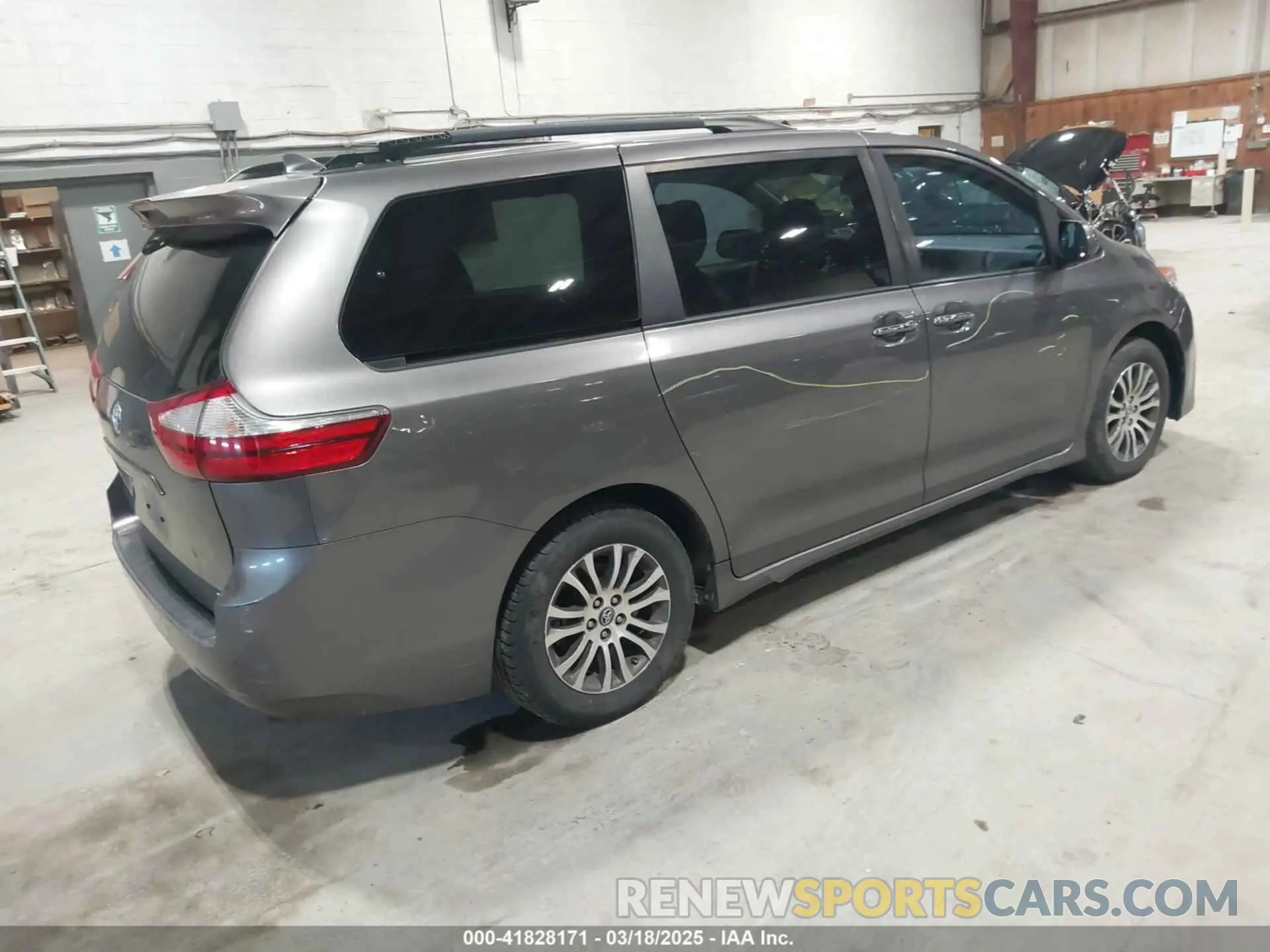 4 Photograph of a damaged car 5TDYZ3DC1KS016206 TOYOTA SIENNA 2019